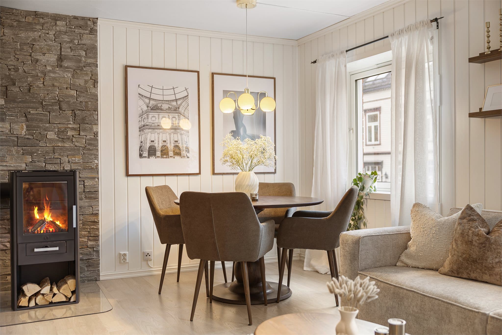 Stuen har peisovn som gir lun stemning og god varme på vinteren.