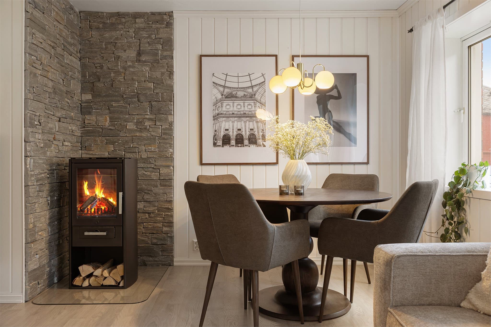 Det er god plass til å innrede med både sofakrok og spisegruppe i stuen.