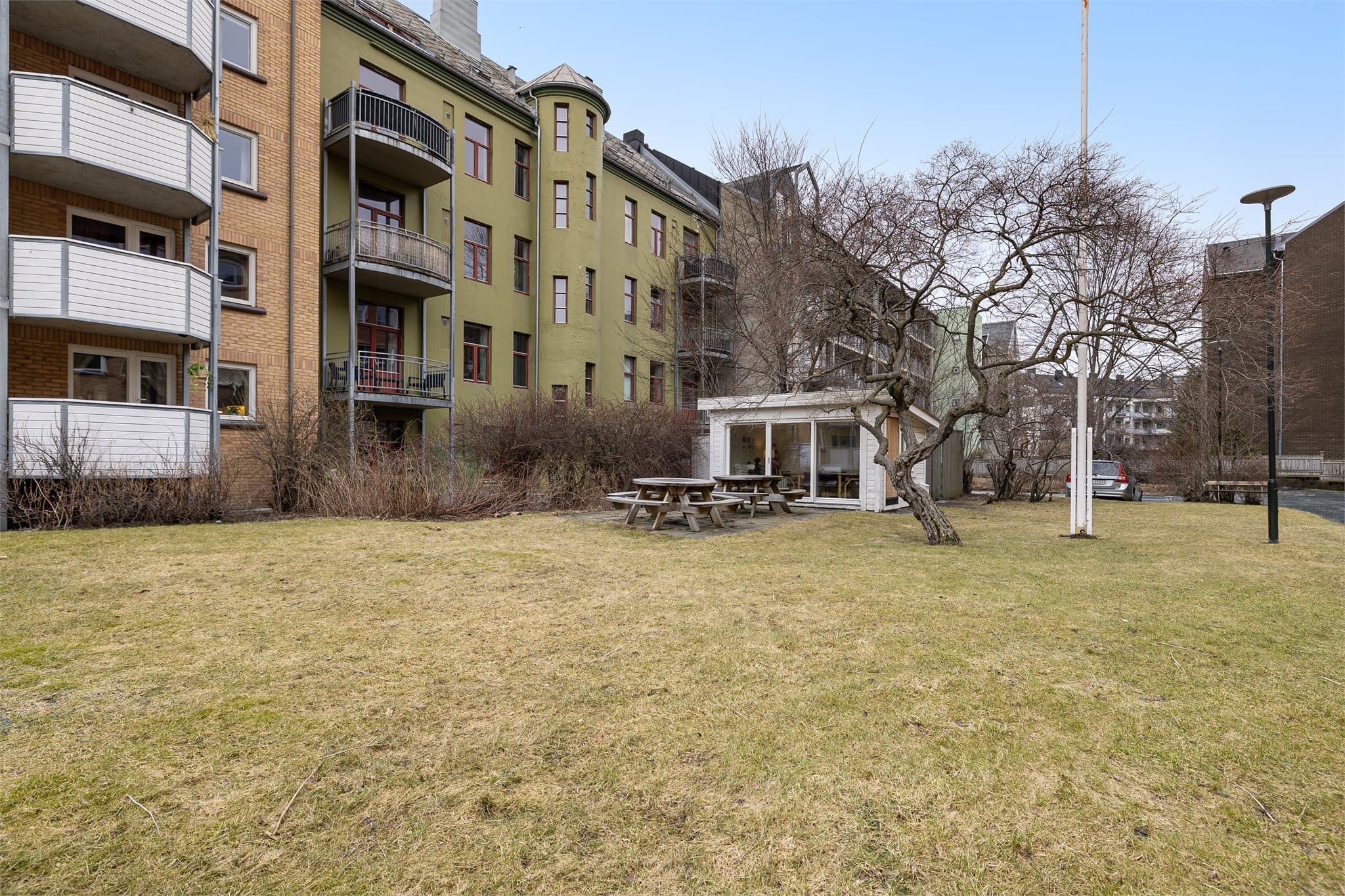 Borettslaget har en trivelig og pent opparbeidet felles hage som beboerne kan benytte. Her finnes blant annet et lysthus og hyggelige sitteplasser.