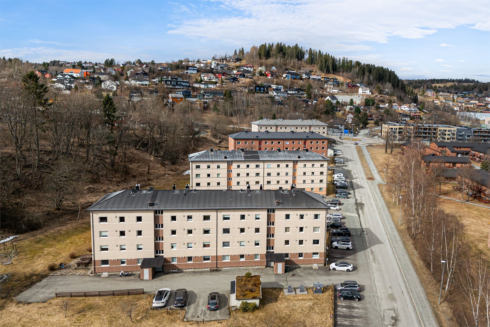 Parkering tildeles av styret etter ansiennitet og det må søkes om plass.