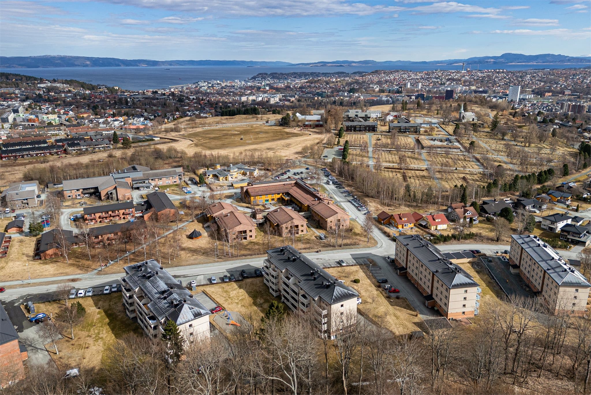 Attraktiv og sentral beliggenhet på Byåsen med gode kollektivforbindelser.