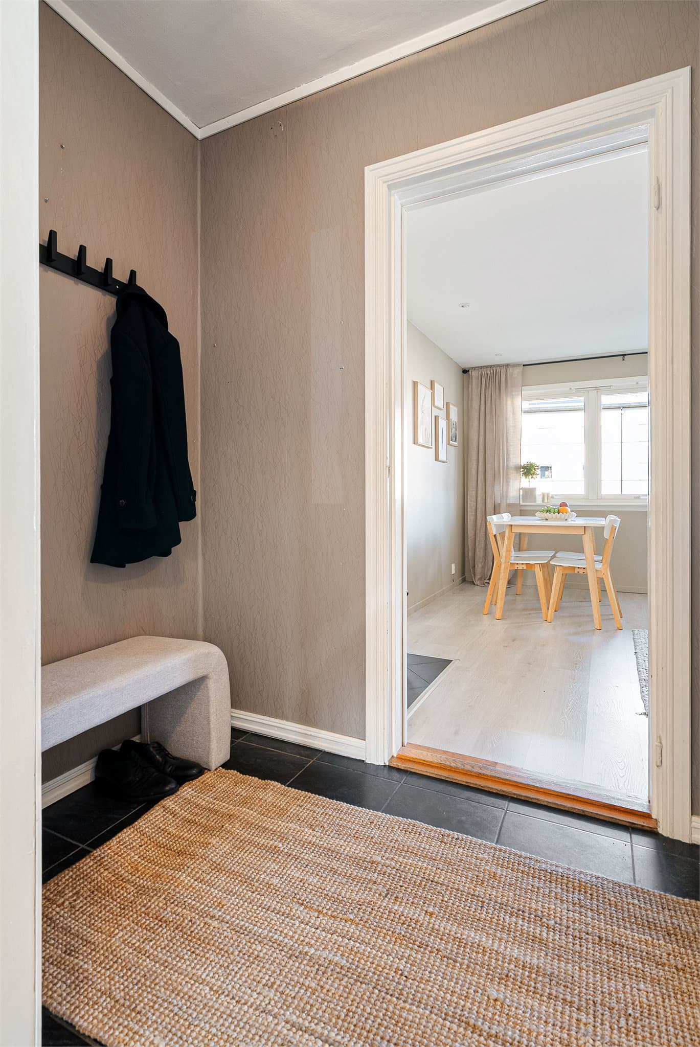 Boligen ønsker deg velkommen med en entré med god plass til yttertøy. Leiligheten disponerer to boder i kjeller og én bod på loft, som gir godt med oppbevaringsplass.