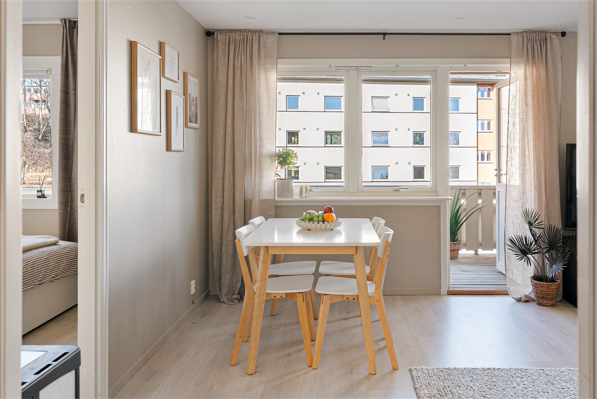 Fra stuen har man utgang til en herlig, vestvendt balkong på 7 kvm.