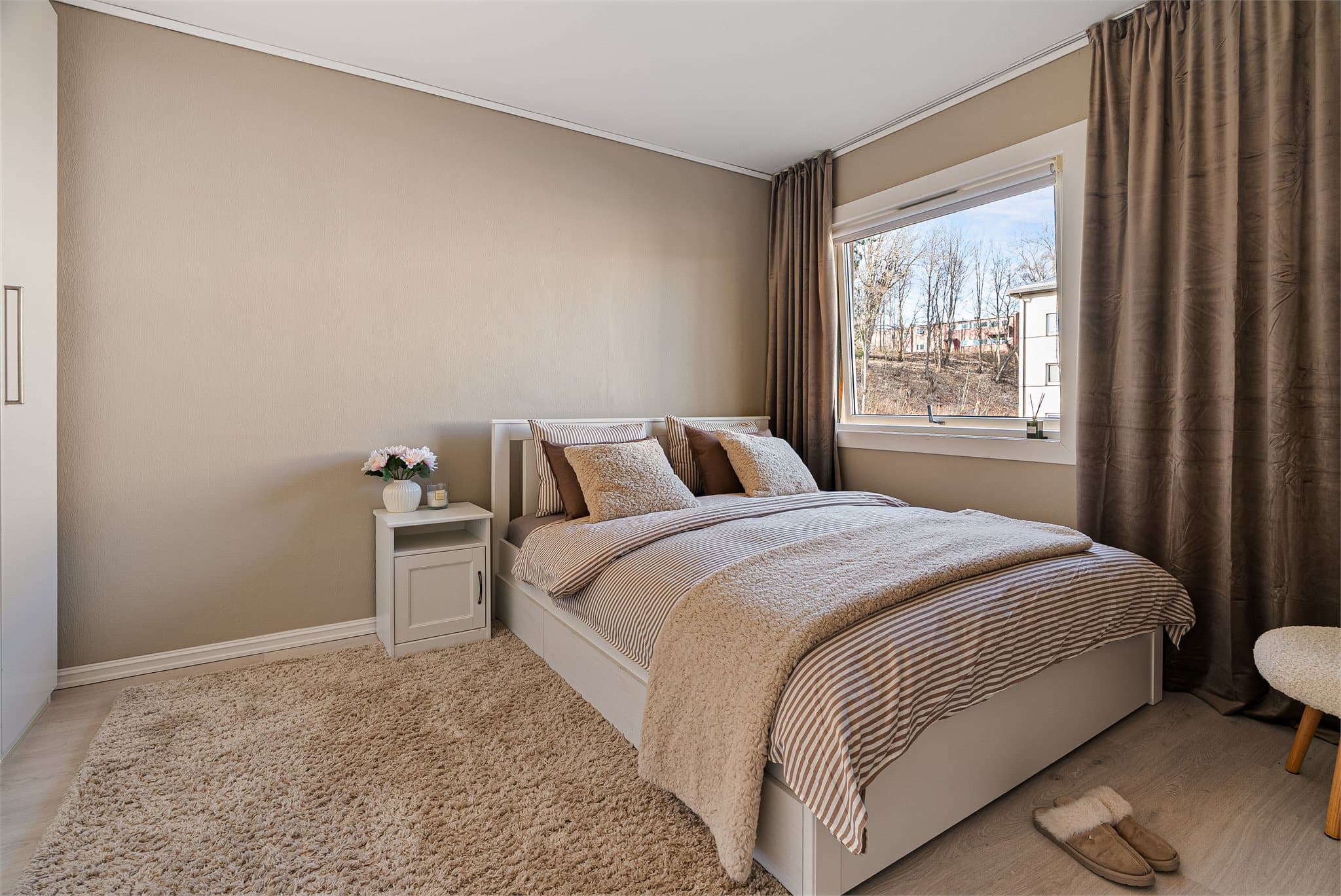 Soverommet er stort og romslig, på 12 kvm, med god plass til både dobbeltseng og garderobeløsning.