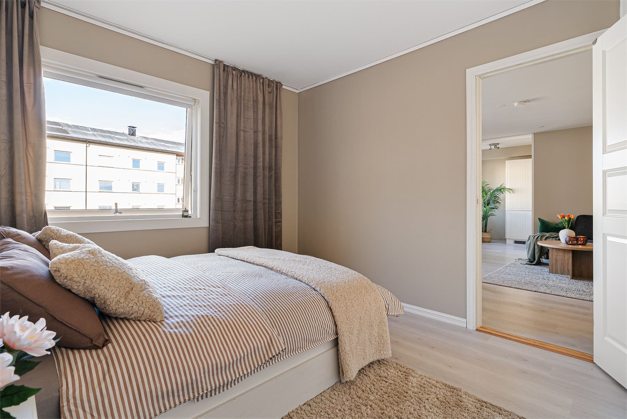 Med lune og behagelige farger fremstår soverommet som lunt og innbydende, og det er enkelt å sette sitt eget preg.