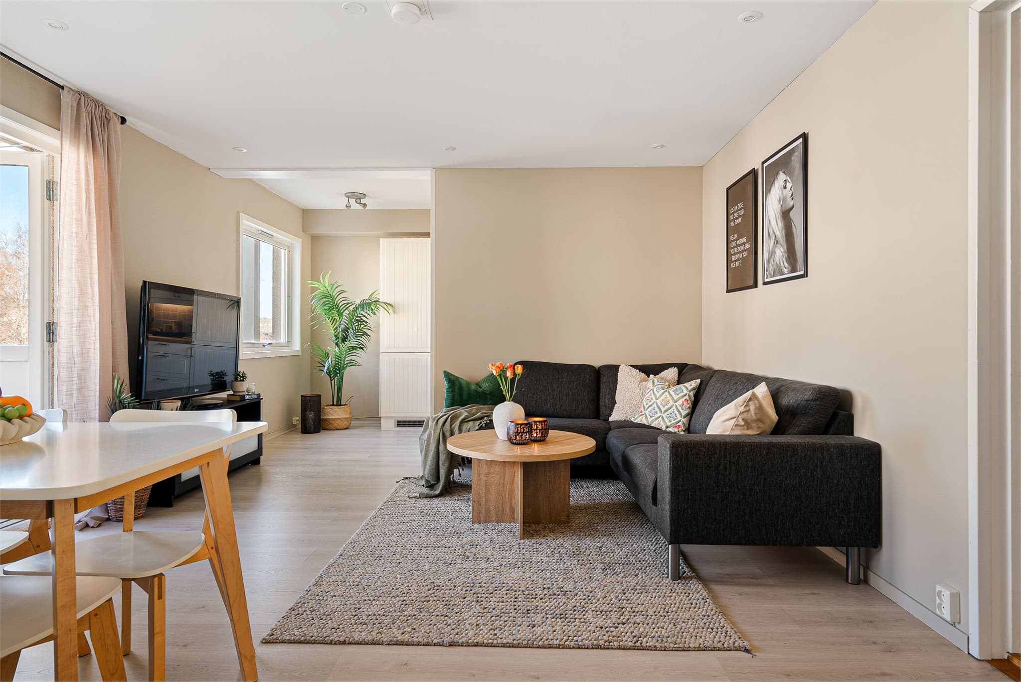 En lys og innbydende 2-roms leilighet med flott beliggenhet i byggets 3. etasje.