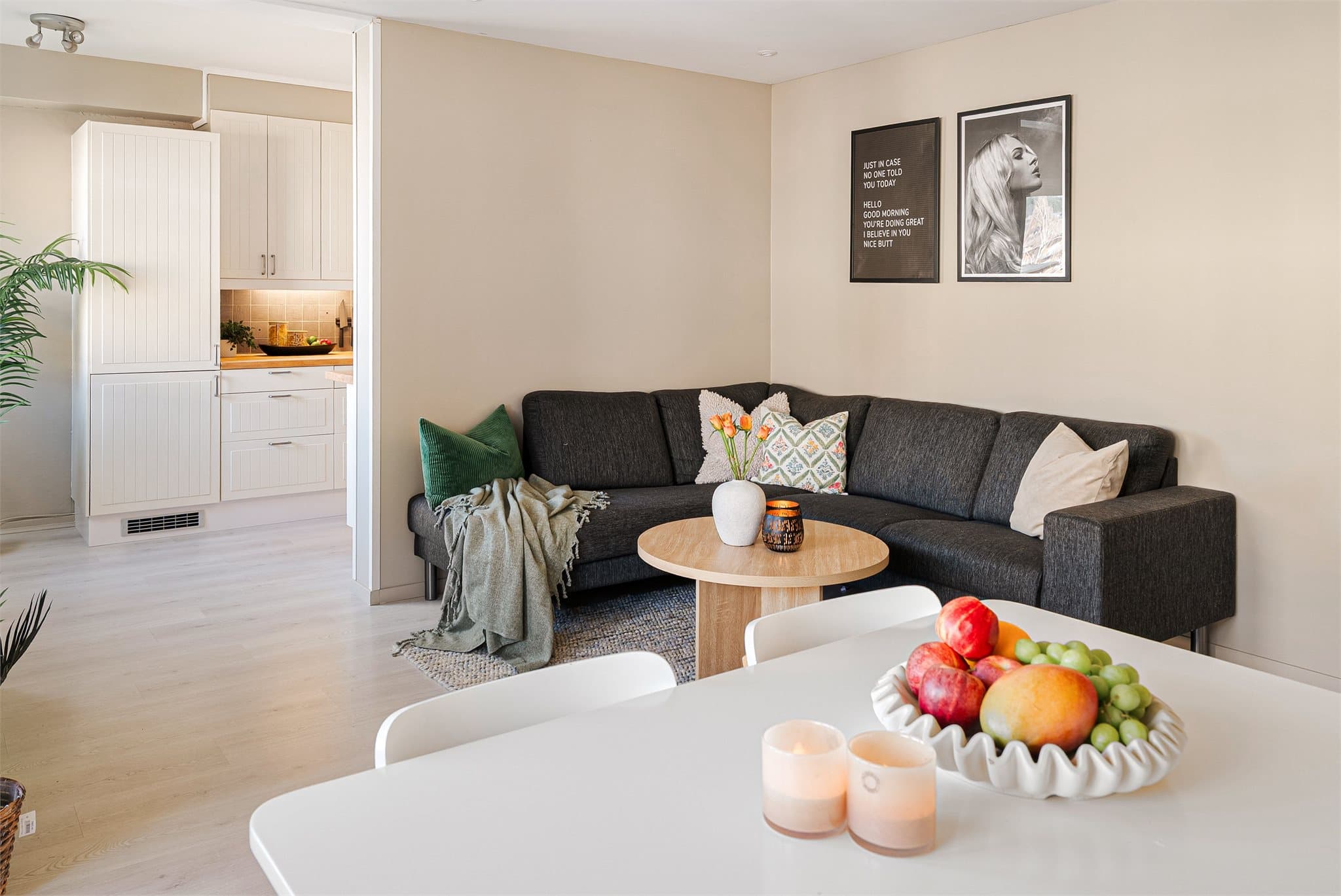 Kjøkkenet er praktisk plassert i en egen sone.