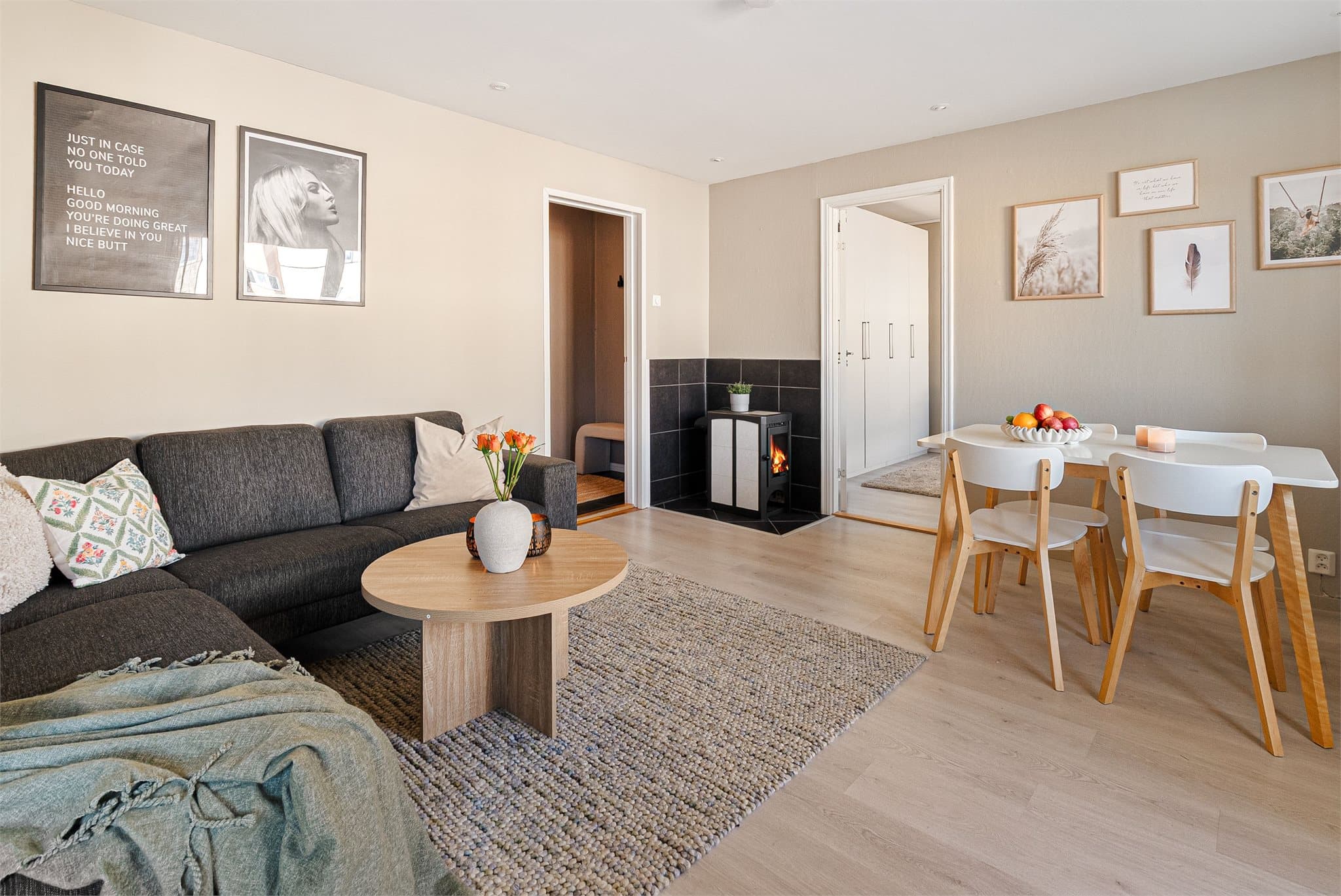 Leiligheten har en gjennomtenkt planløsning med plass til både sofagruppe og spiseplass i stuen.