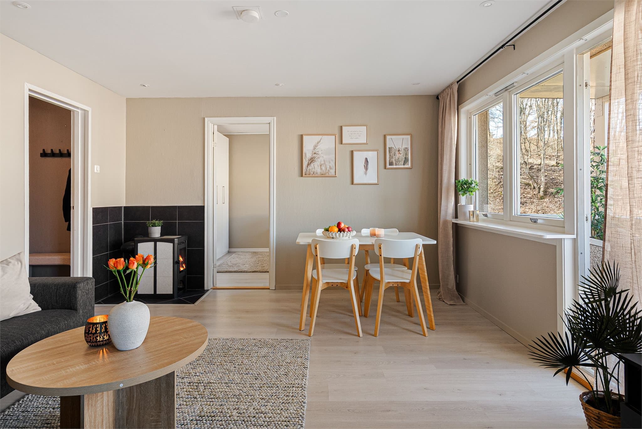 Store vindusflater sørger for godt med naturlig lysinnslipp til stuen.