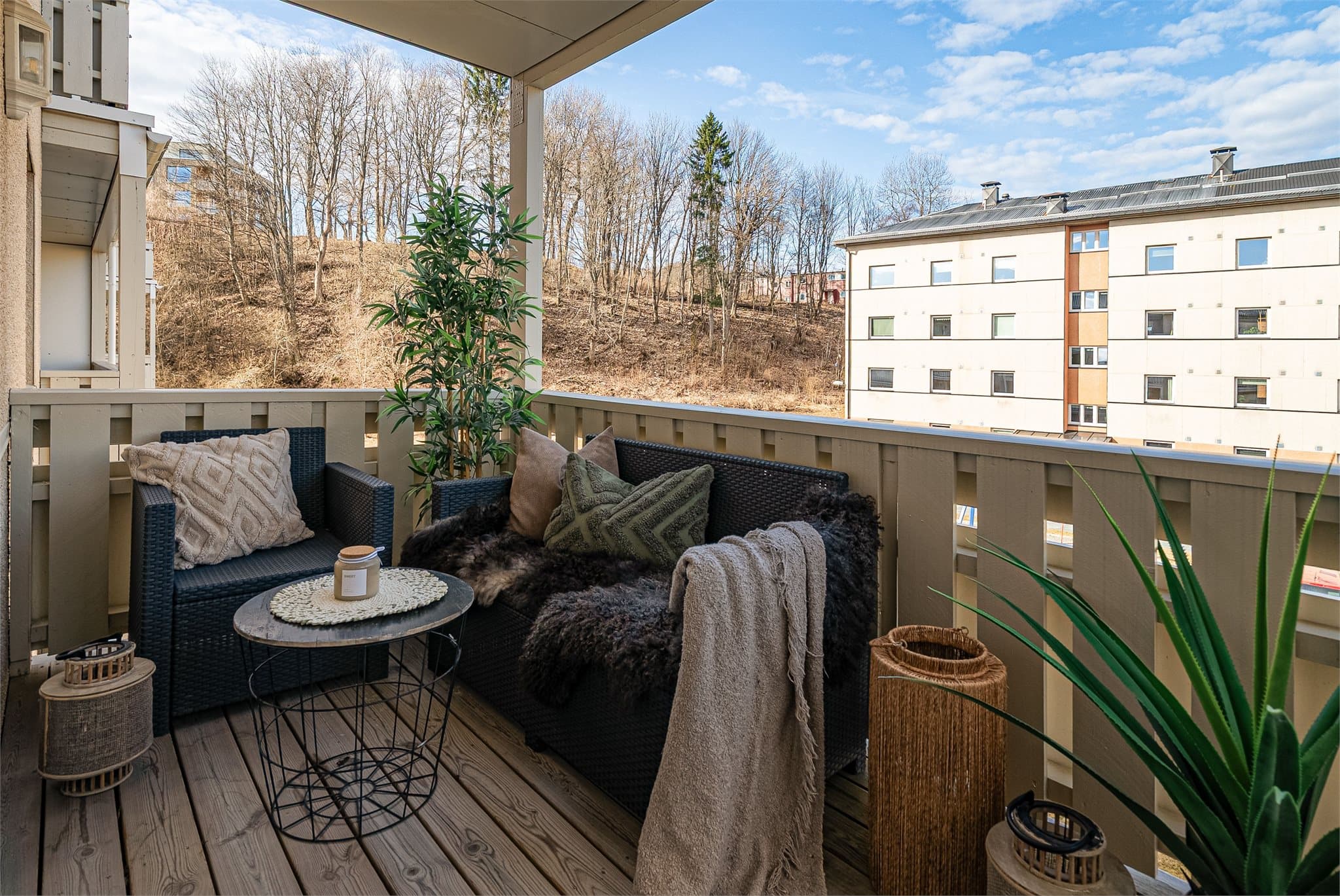 Balkongen er overbygd, noe som gjør at den kan brukes gjennom flere årstider.