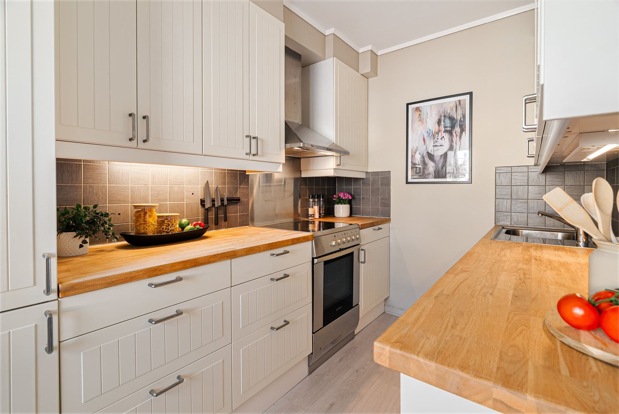 Kjøkkenet byr på god skap-, skuff- og benkeplass, som gir en praktisk arbeidsflate.