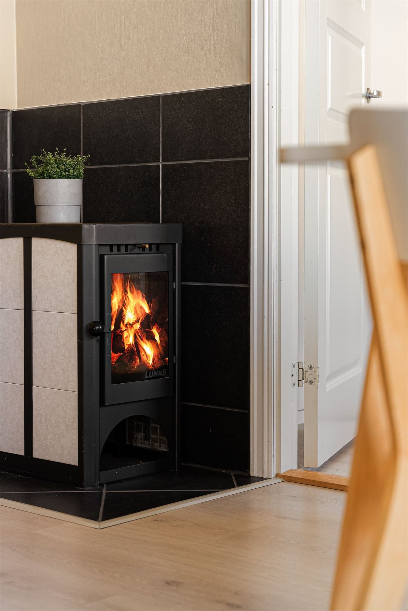 I stuen har man peisovn som varmer godt på kaldere dager.