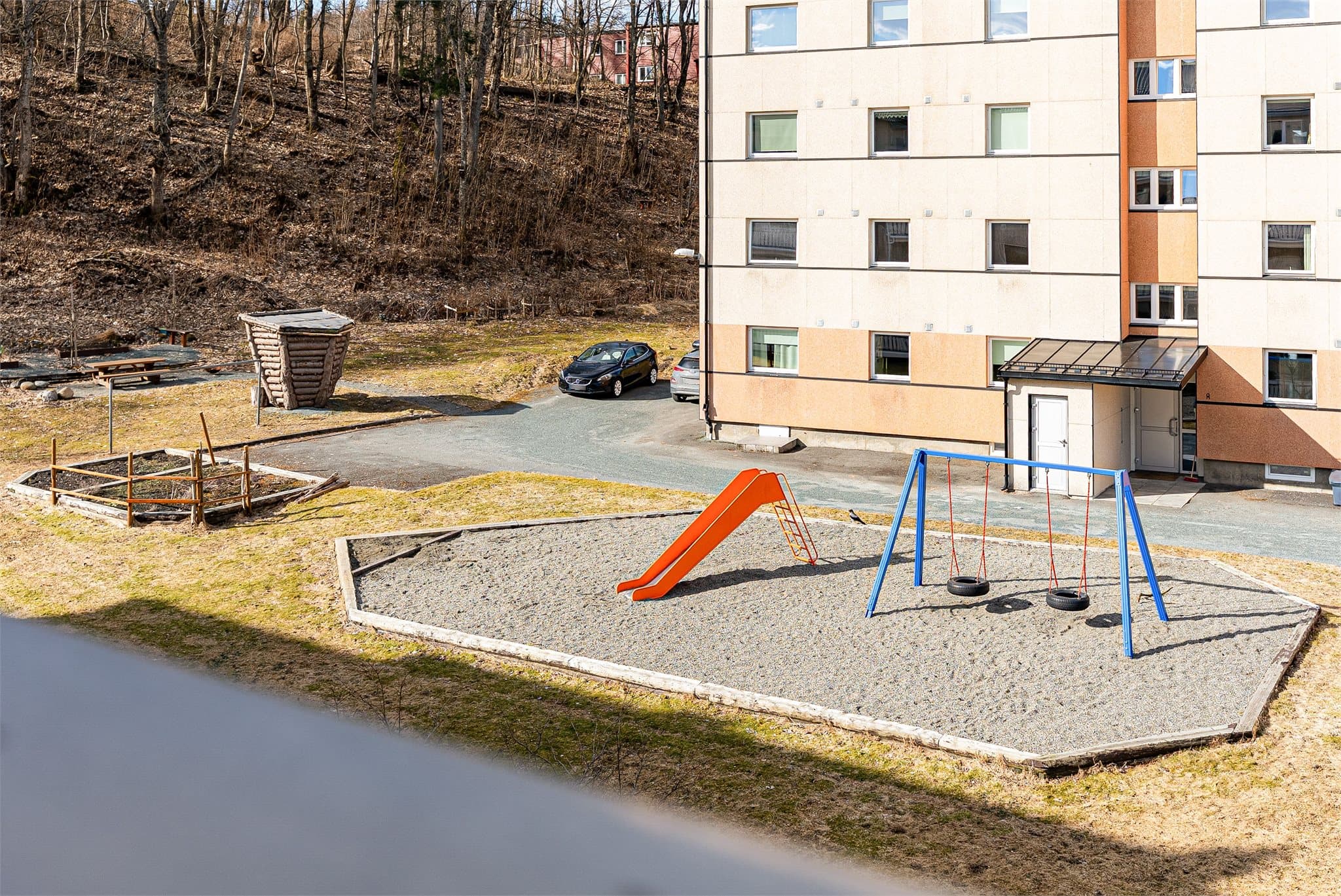 Fra balkongen har man utsikt mot borettslagets fellesarealer, som er opparbeidet med lekeplass og plenarealer.