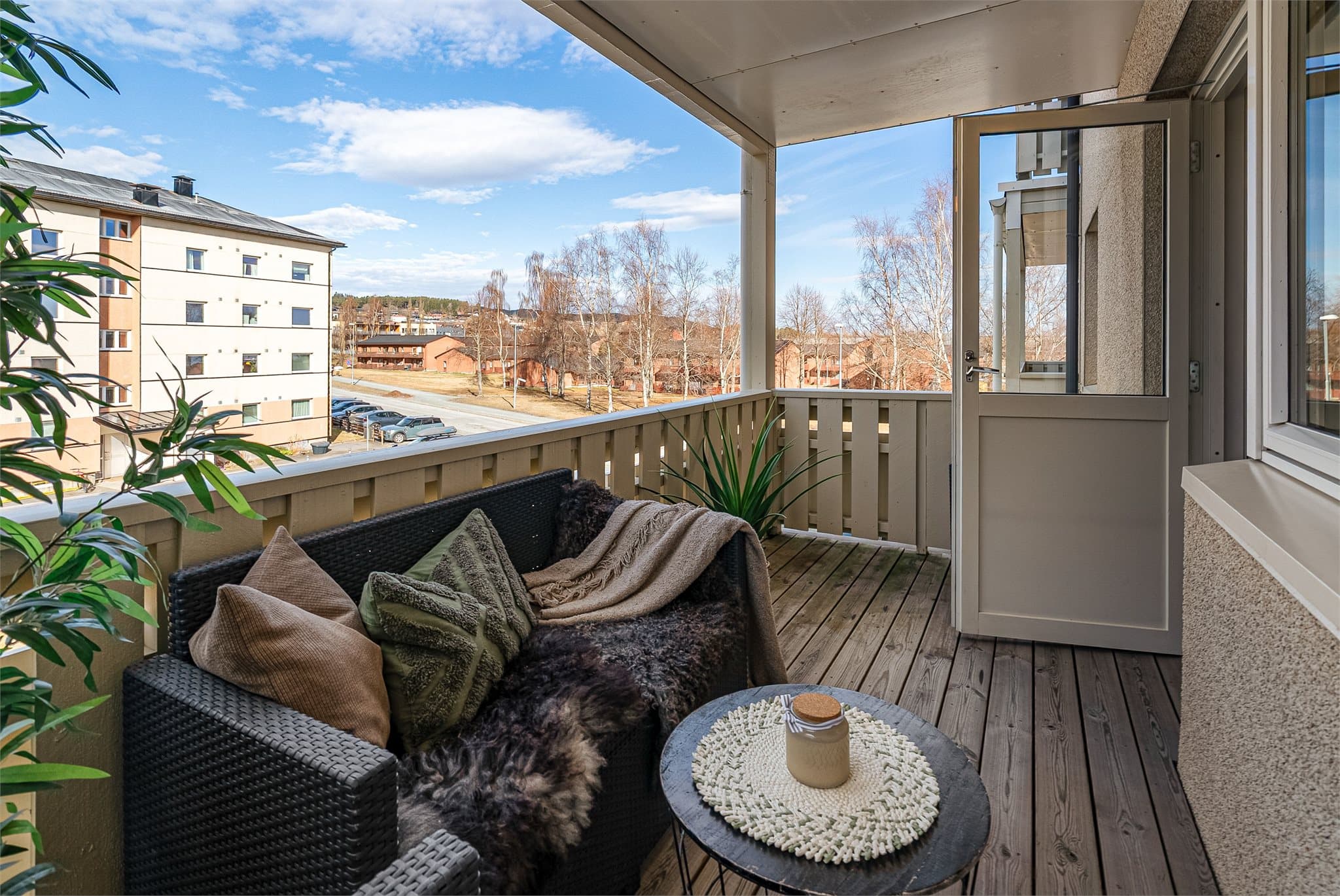 Her er det god plass til utemøbler, og med gode solforhold kan sommerdagene virkelig nytes.