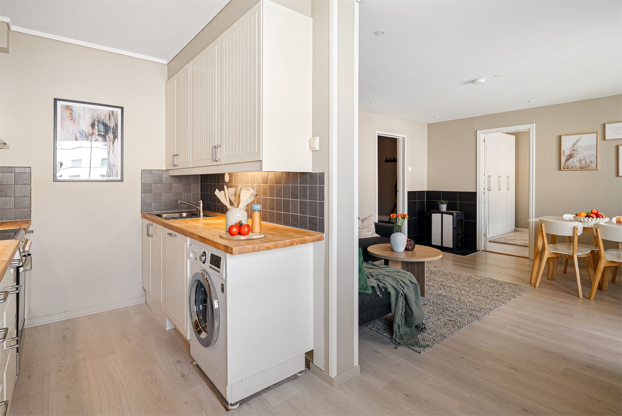 Kjøkken og stue ligger i delvis åpen løsning og måler totalt ca. 26 kvm.