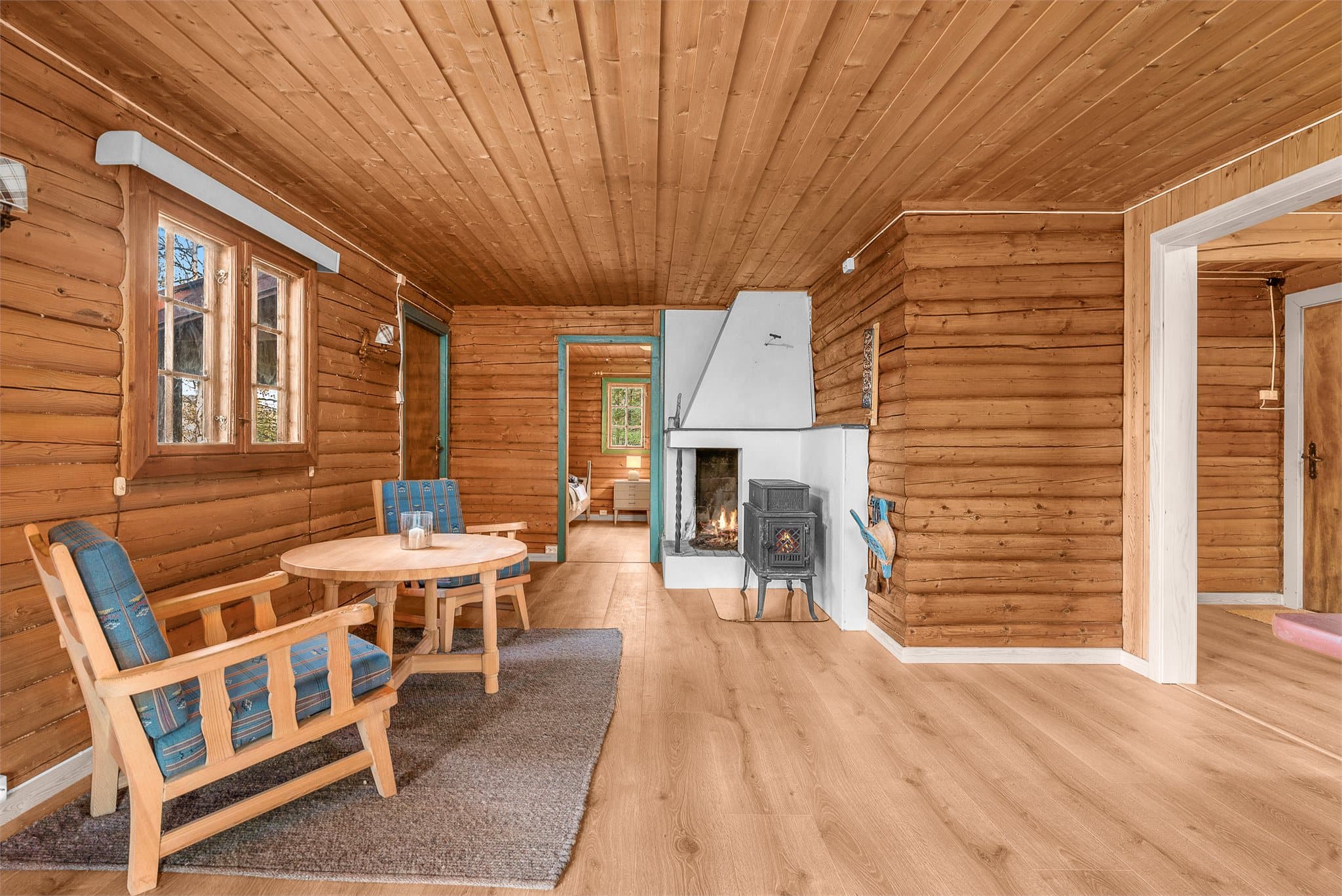 Fra stuen er det utgang til toalettrom (godkjent som bod) med adkomst utenfra og til hovedsoverom.