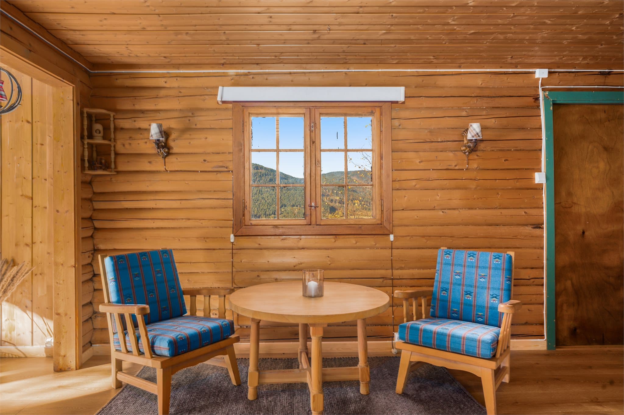 I stuen er det plass til flere sittegrupper.