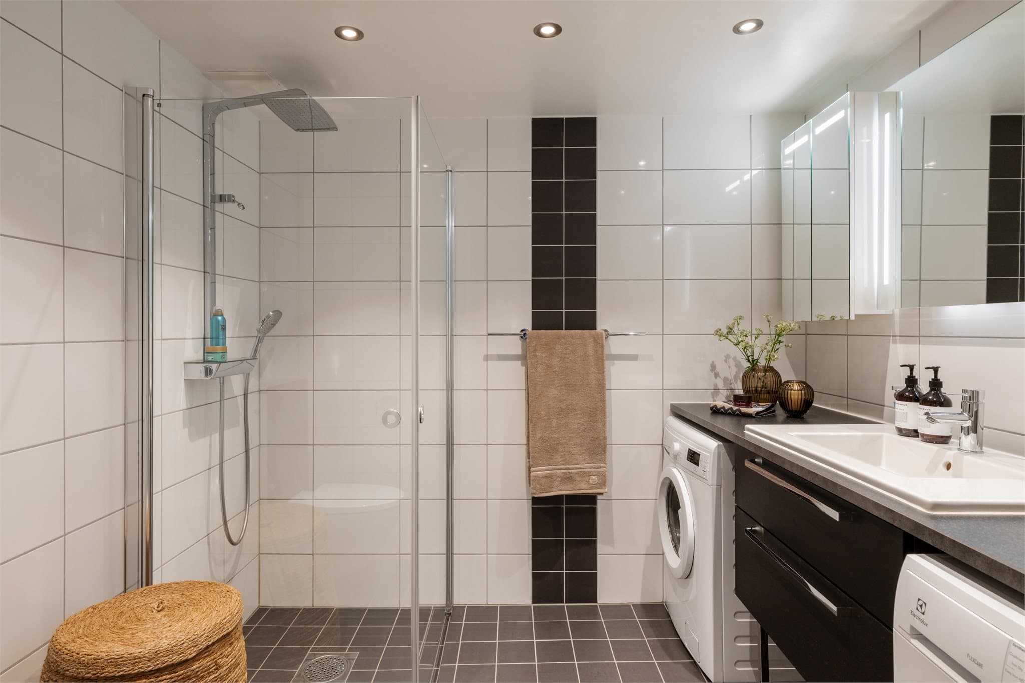 Boligen har to gode baderom. Hovedbadet har downlights i taket, gulvvarme og dusjhjørne med regnfallsdusj.