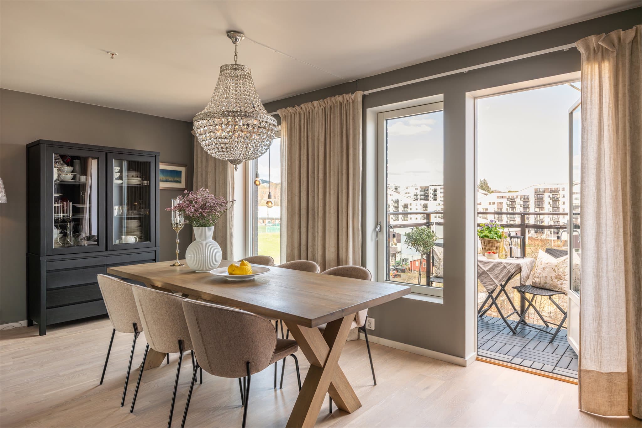 Fra spisestuen er det også utgang til boligens andre balkong med gode solforhold fra tidlig morgen og til ca. 14:00.