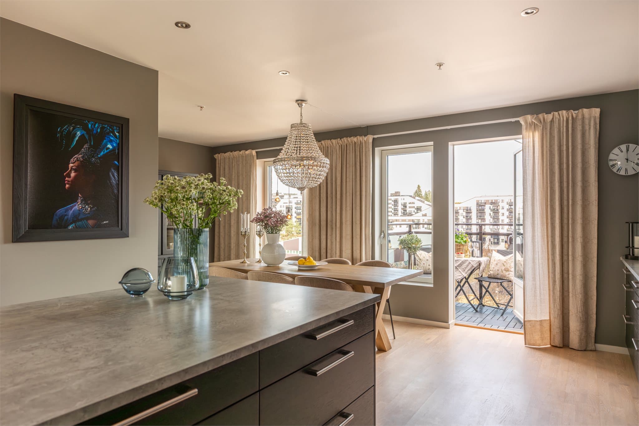 Det er montert downlights i taket som gir en behagelig atmosfære med jevn belysning på kjøkkenet.