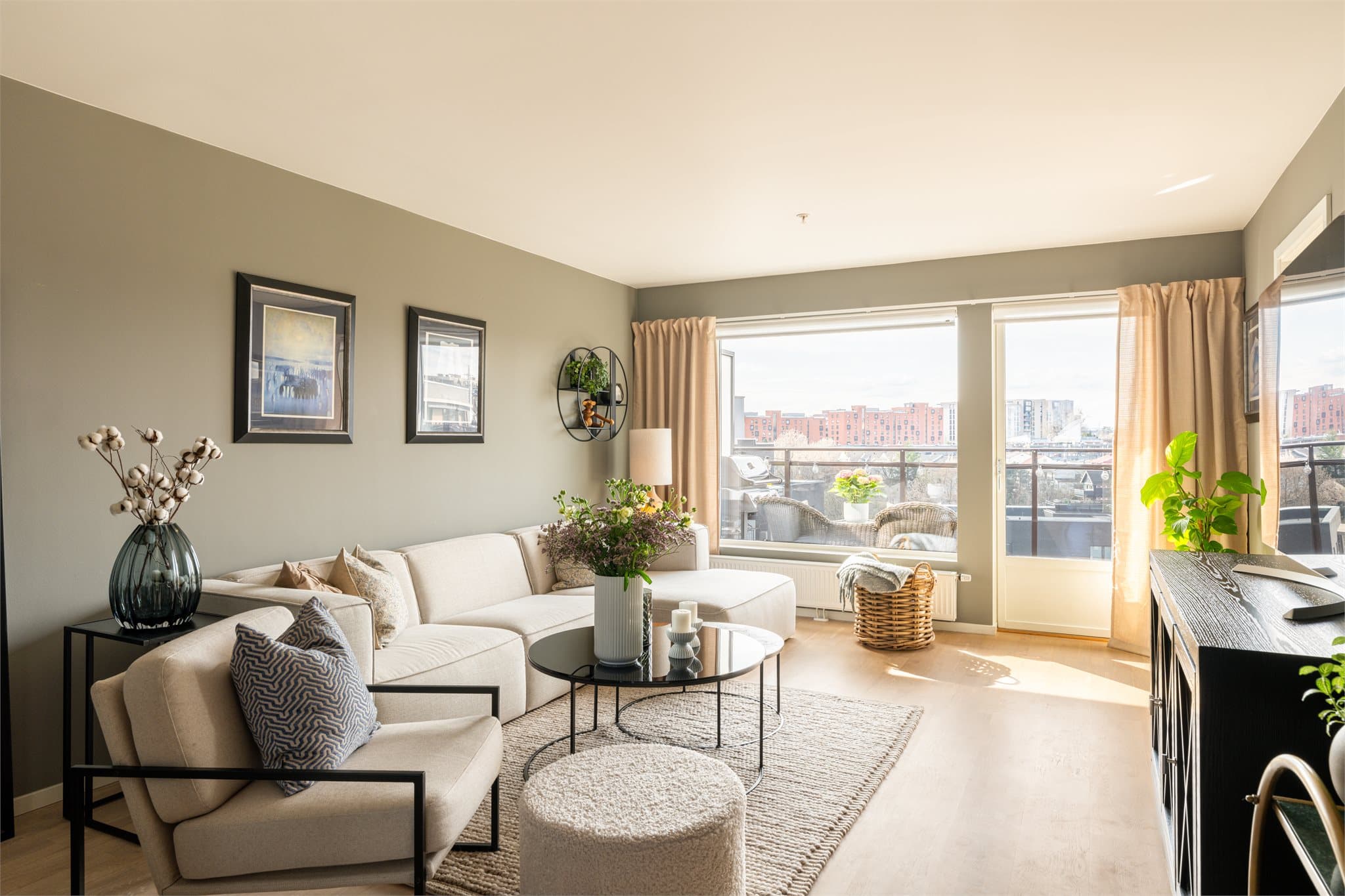 Boligen har en unik og gjennomgående planløsning med stue og kjøkken på over 50 kvm!