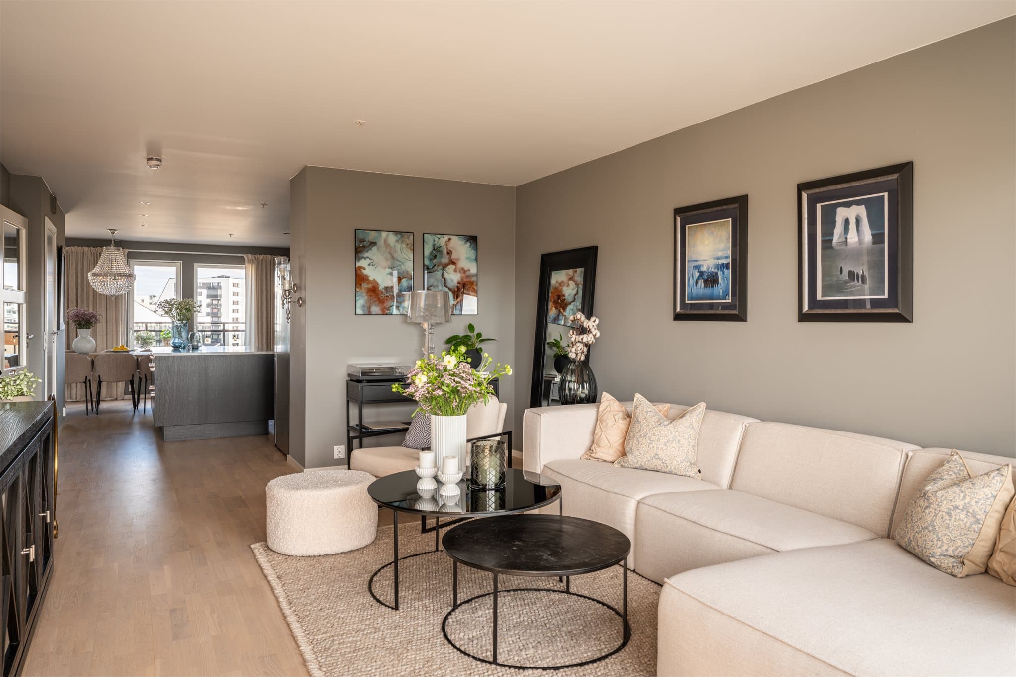 Stue og kjøkken kombinert er på over 50 kvm og er delvis separat med en halv vegg, noe som gir husfølelsen.