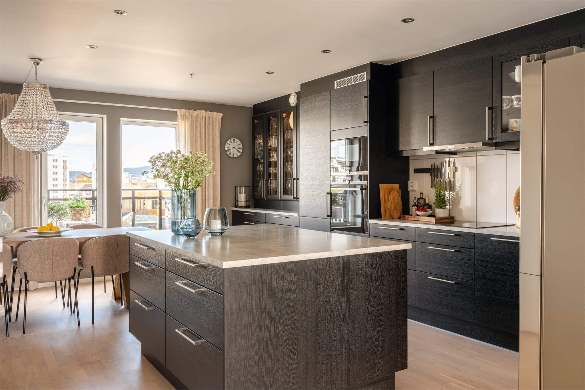 Lekkert, velutstyrt og påkostet kjøkken fra Marbodal med masse benke- og skapplass.