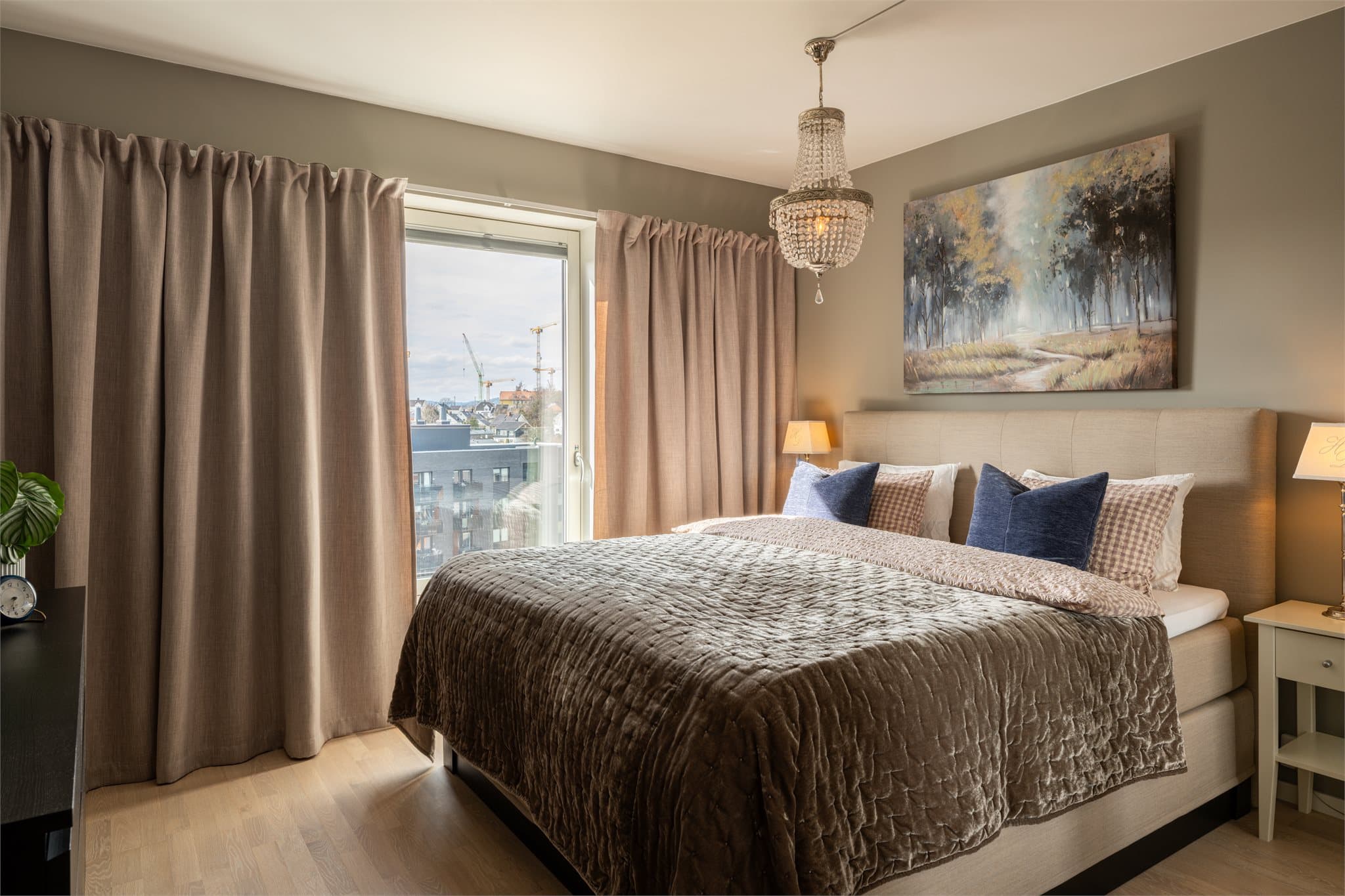 Hovedsoverommet er på over 15 kvm og har god plass til stor dobbeltseng med tilhørende nattbord.