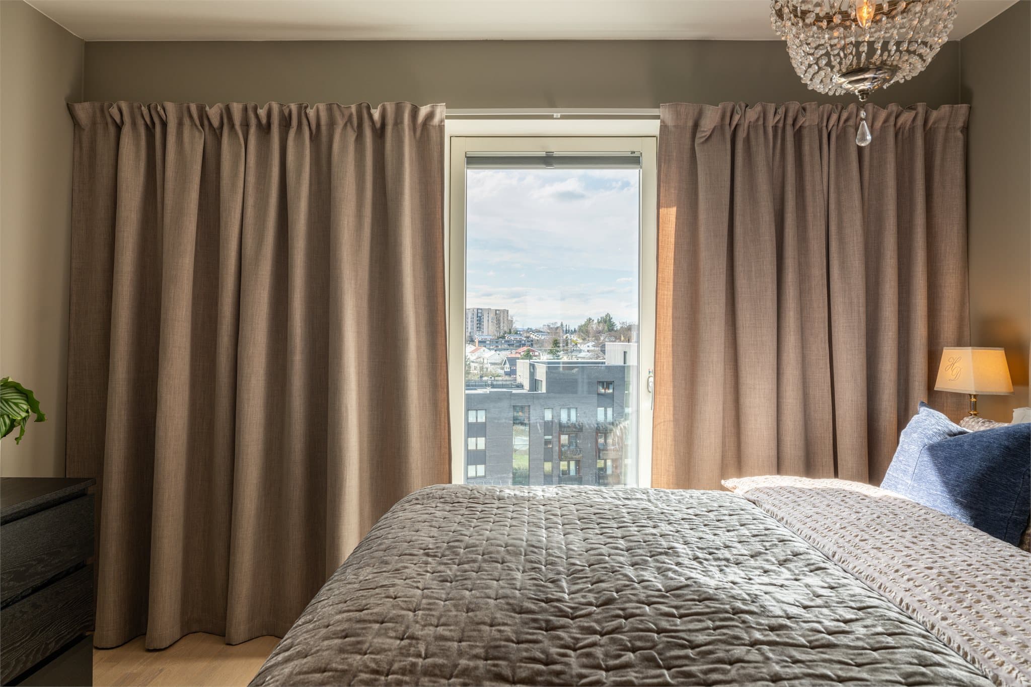 Rommet har også fin utsikt og vender ut mot bilfri bakgård, så her kan du sove godt.