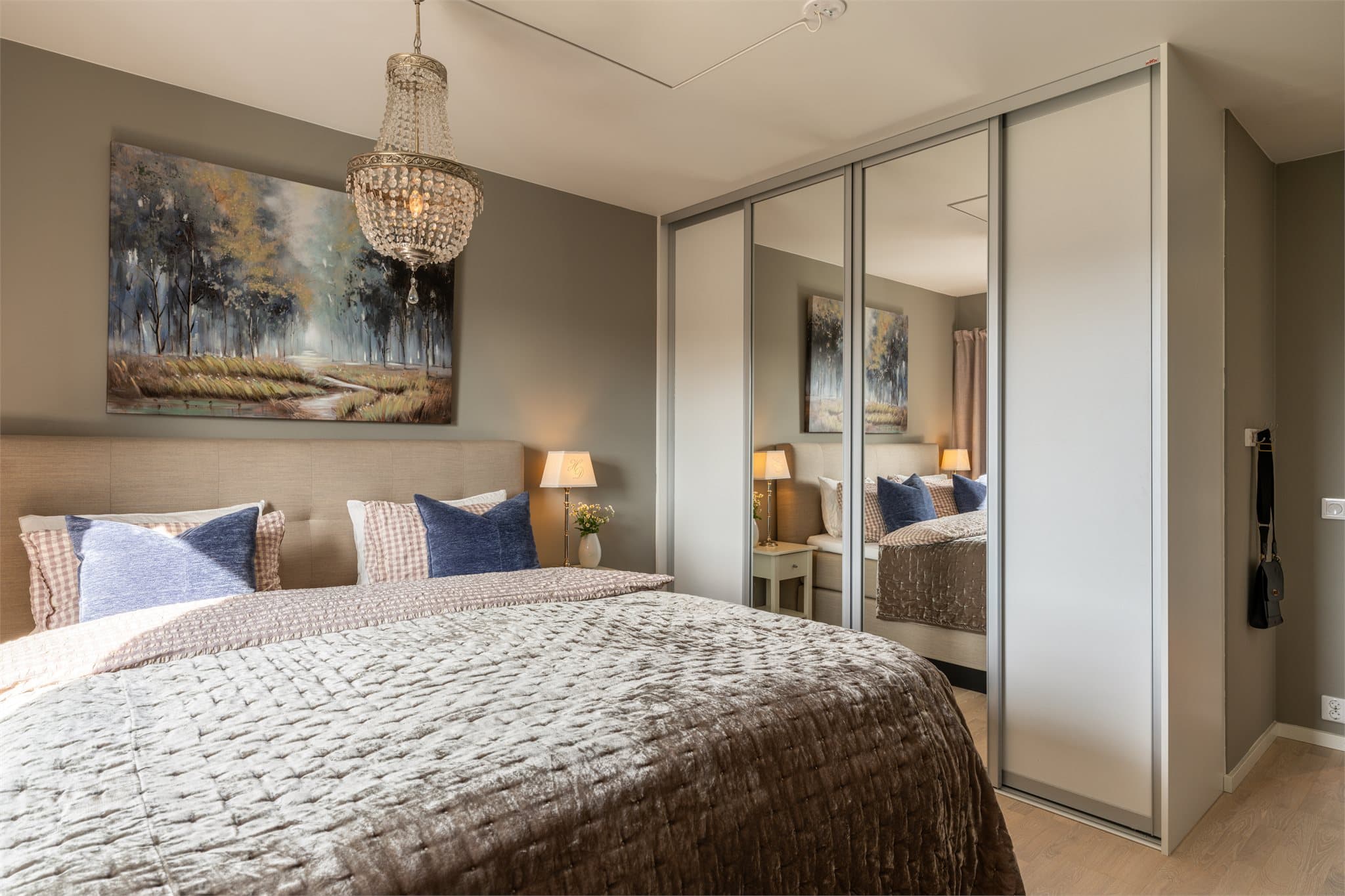 Det er montert en stor skyvedørsgarderobe med god plass til tøy og diverse.