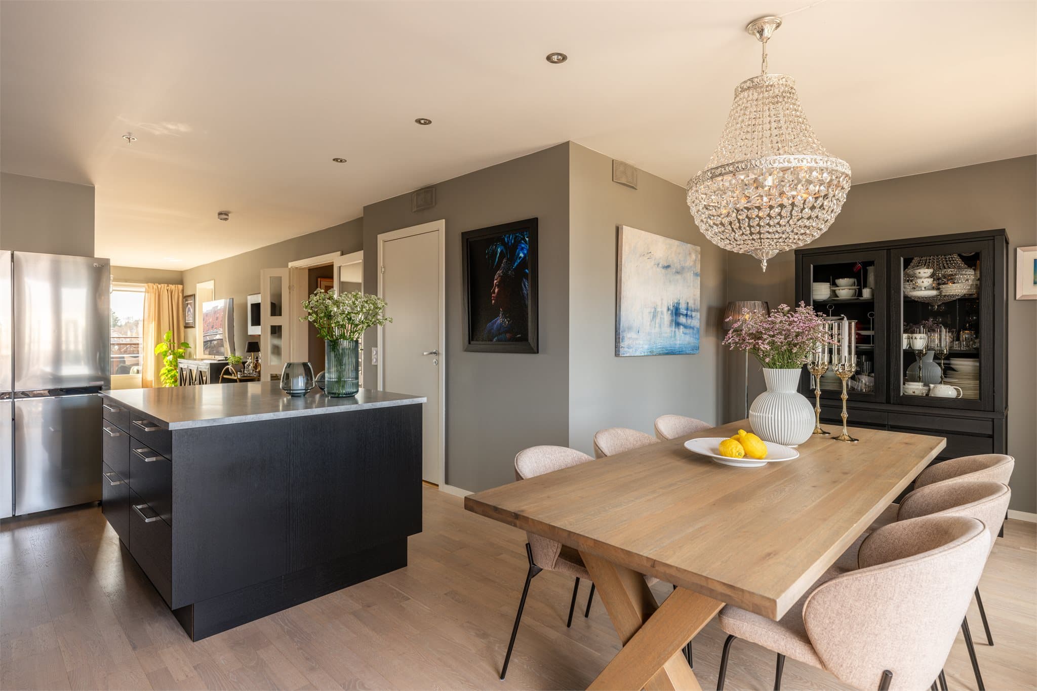 En stor spisestue med god plass til middagsgjestene.