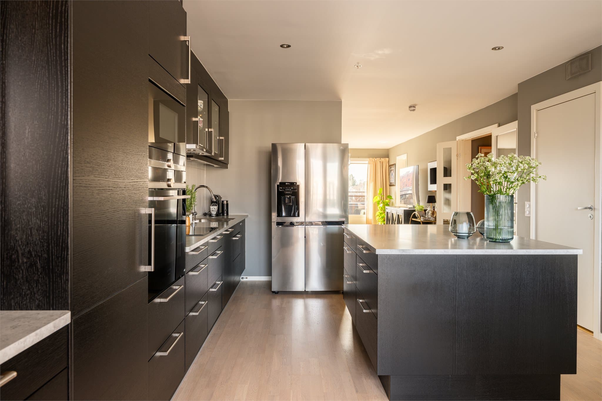 God plass til stort kjøleskap/fryser med doble dører etter ønske.