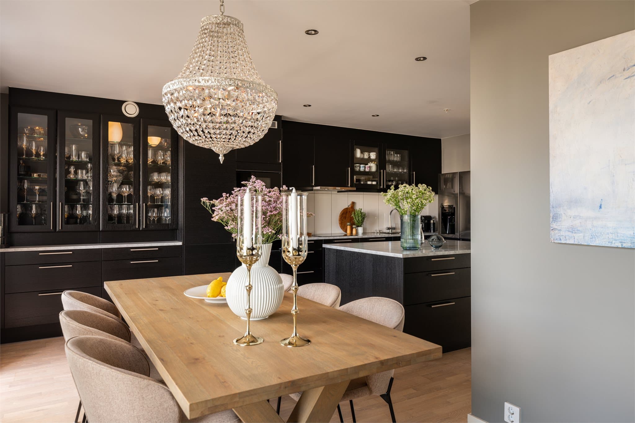 Her har du plass til langbord og flott utsikt.