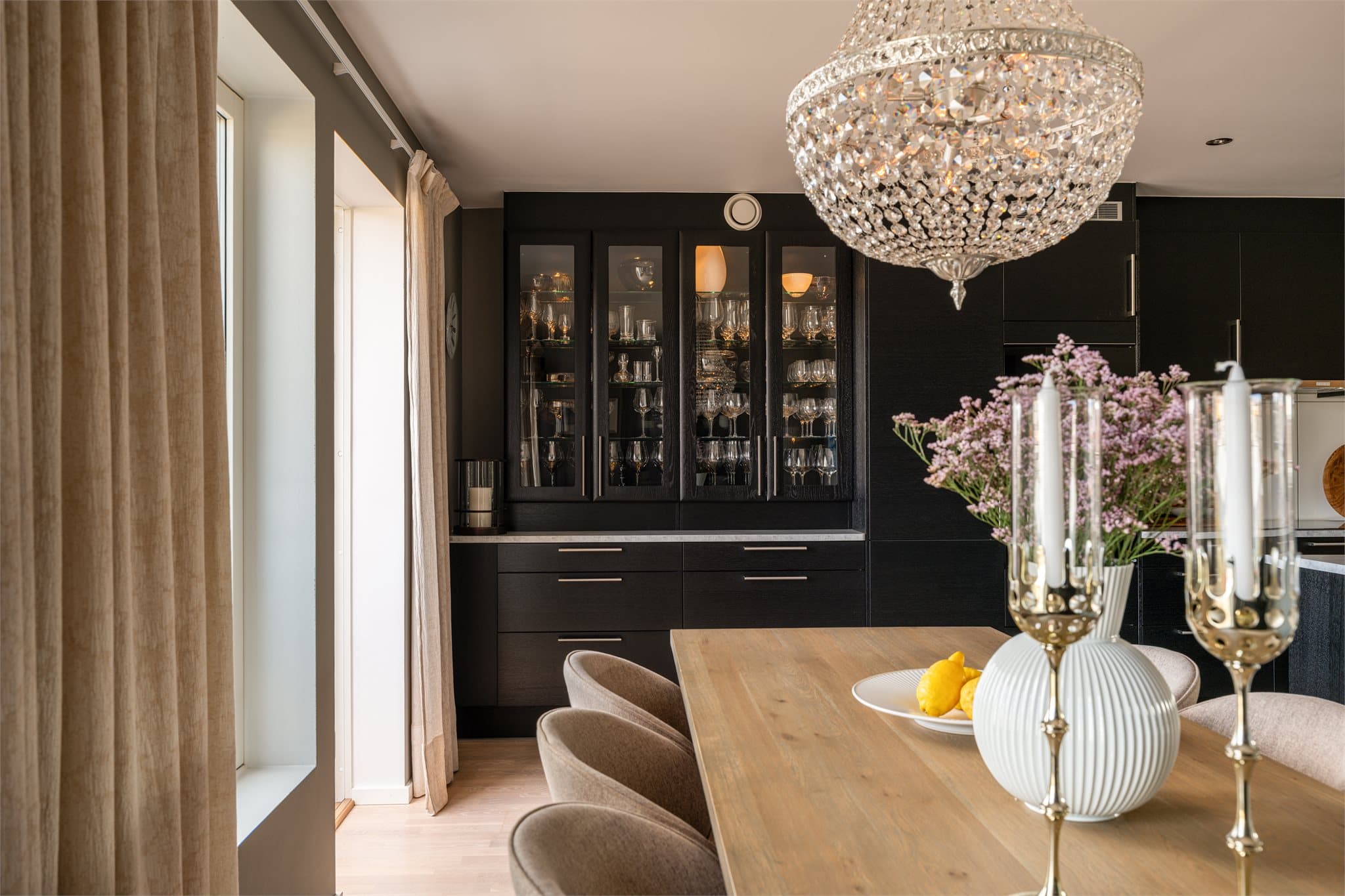 Plassbygget vitrineskap med integrert belysning gir god plass til lagring og et eksklusivt preg.