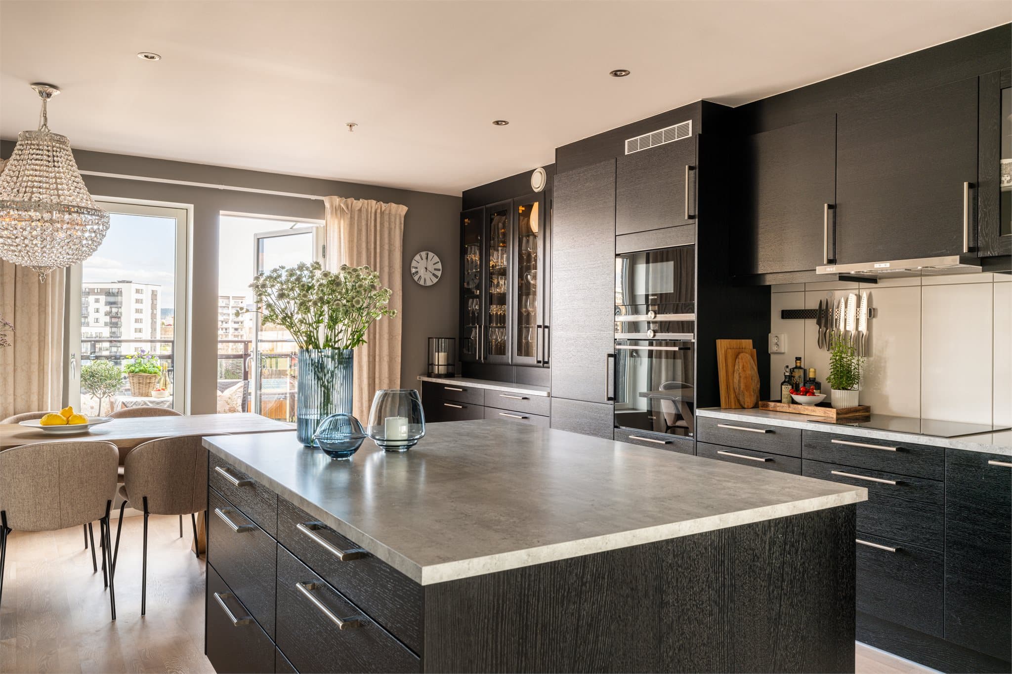 Dette er en stor og påkostet 3(4)-roms toppleilighet med to store balkonger, fantastisk utsikt/solforhold og garasje!