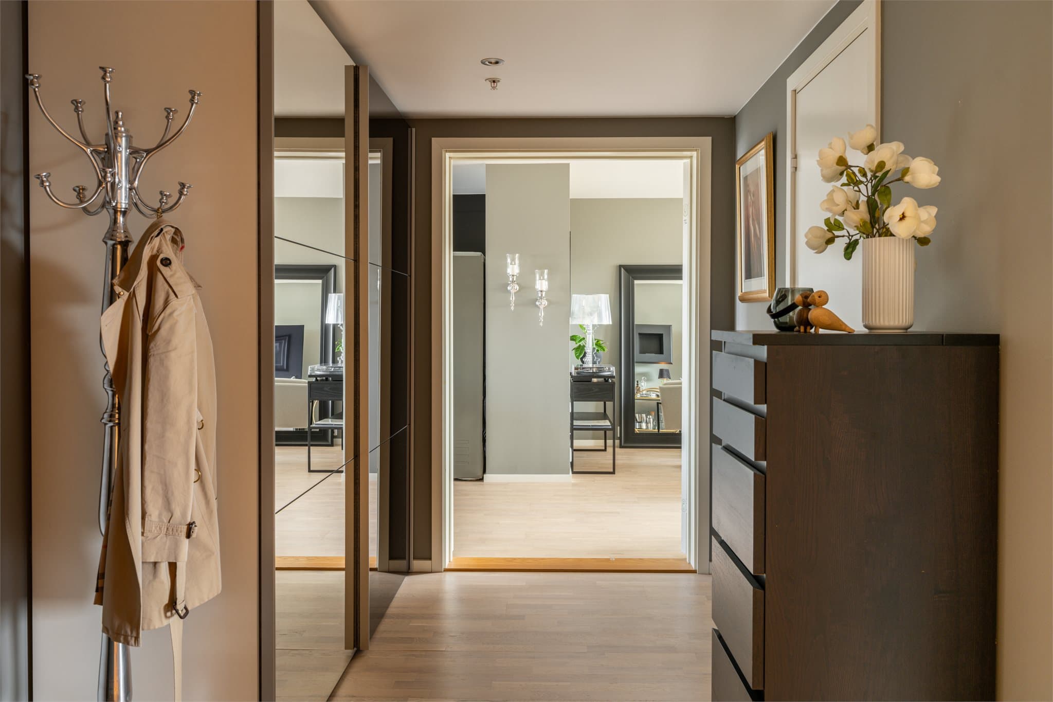 Entreen byr på god plass med stor skyvedørsgarderobe hvor du kan speile deg på vei ut.