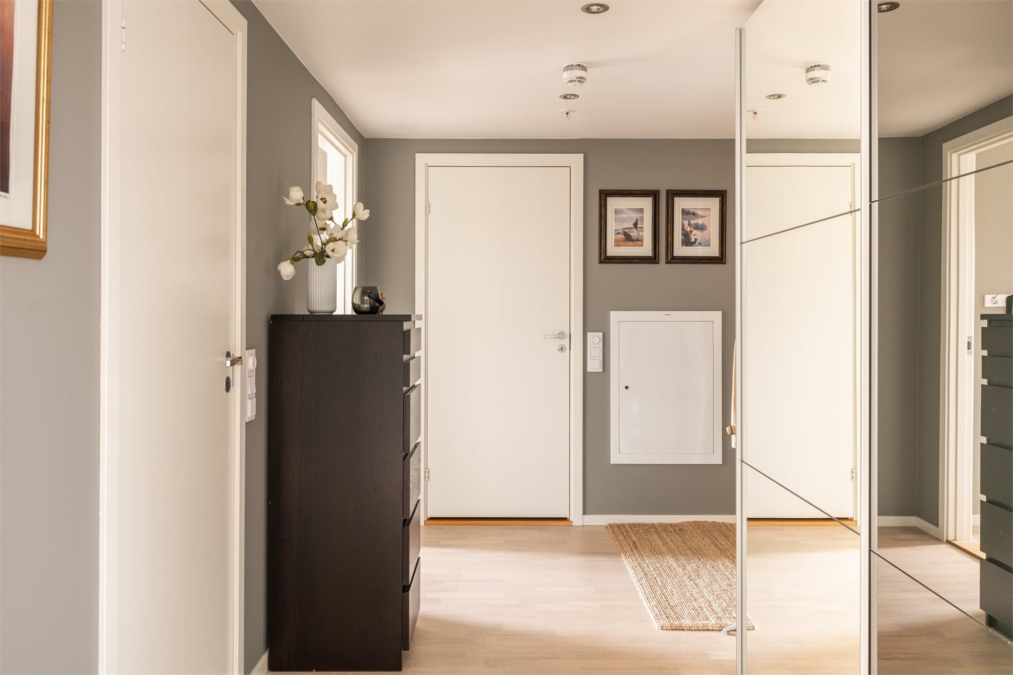 Via gangen kommer du til boligens andre baderom (gjestebadet).