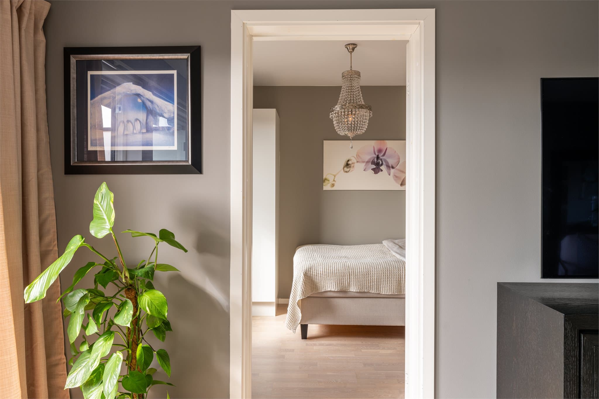 Det andre soverommet ligger med inngang fra stuen.