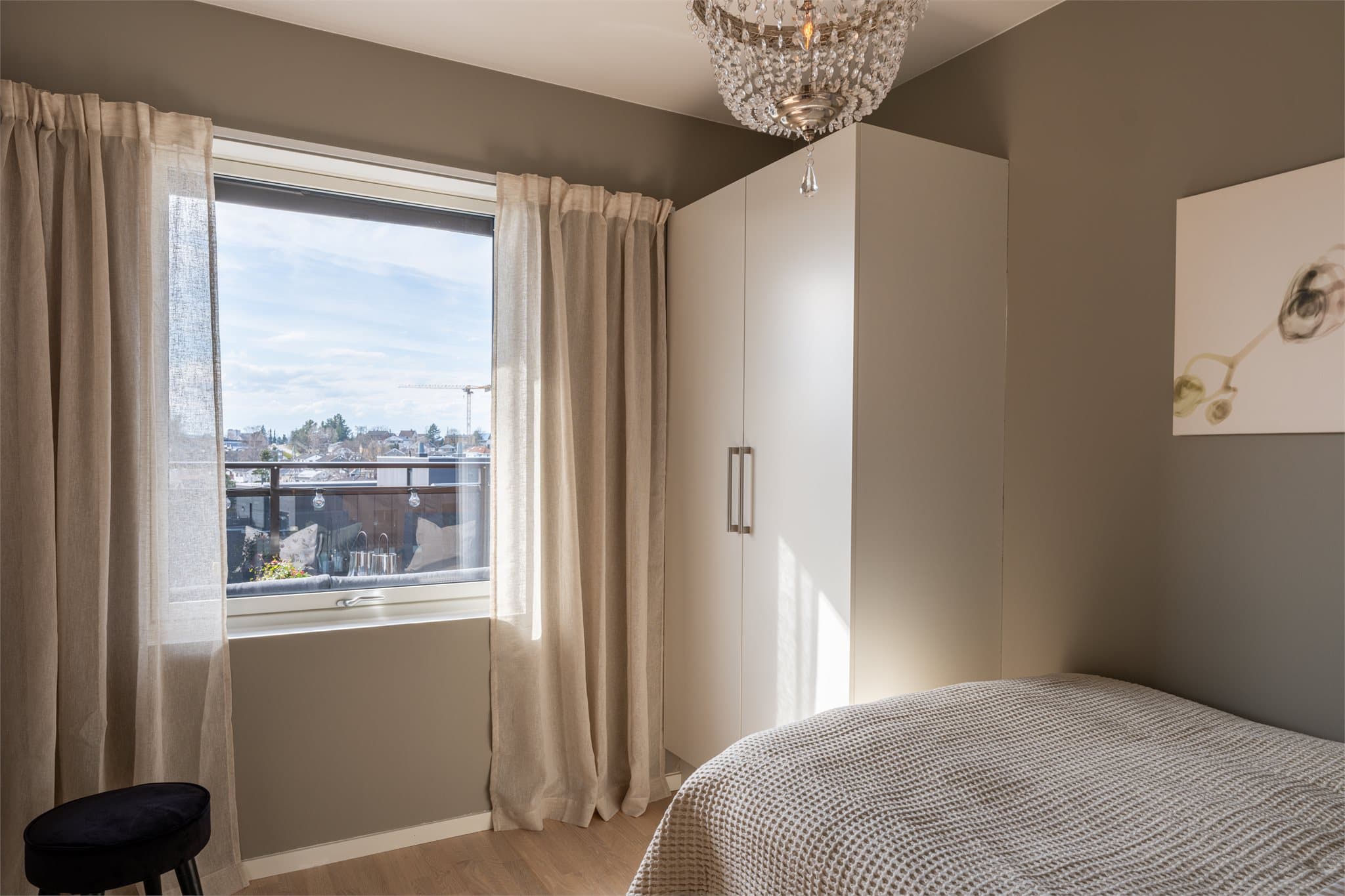 Det er montert garderobeskap for oppbevaring og dette rommet vender også ut mot samme bilfrie fellesarealer.