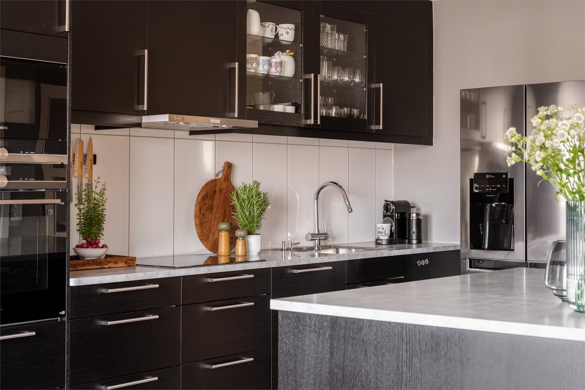 Et så stort og velutstyrt kjøkken er sjelden vare for nye boliger. Her kan du invitere til hyggelige middagsselskaper.