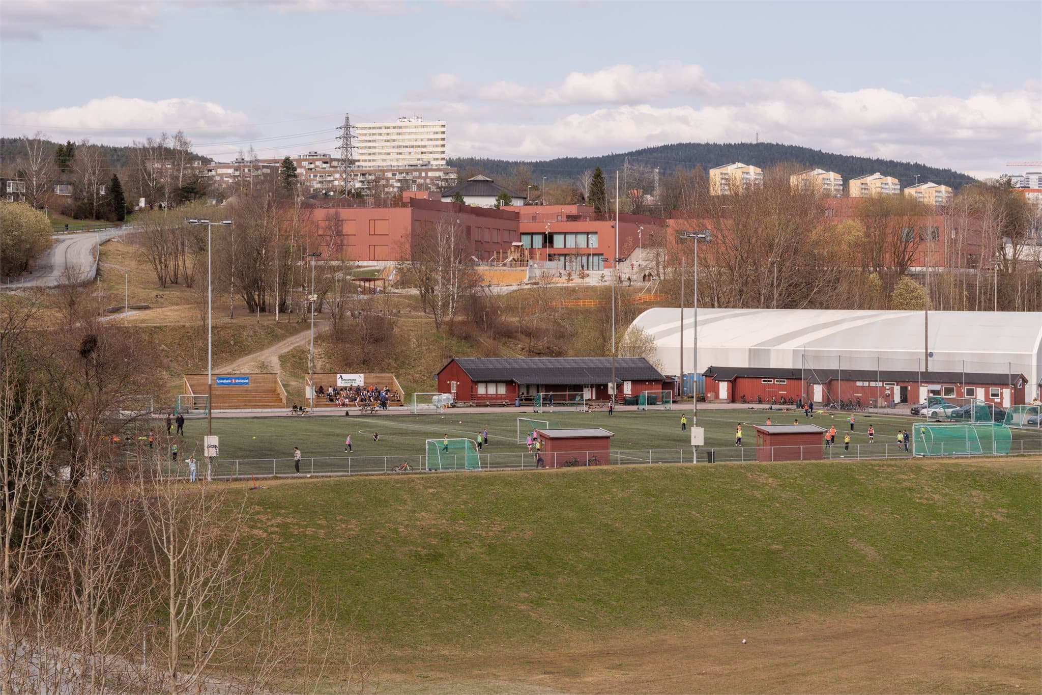 Fra leiligheten er det utsikt- og kort vei til Løren idrettspark, som ligger kun fem minutters gange unna.