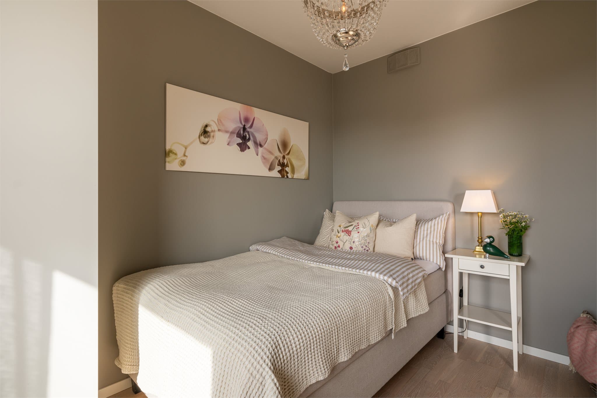 Også dette rommet er romslig med god plass til ønsket seng.