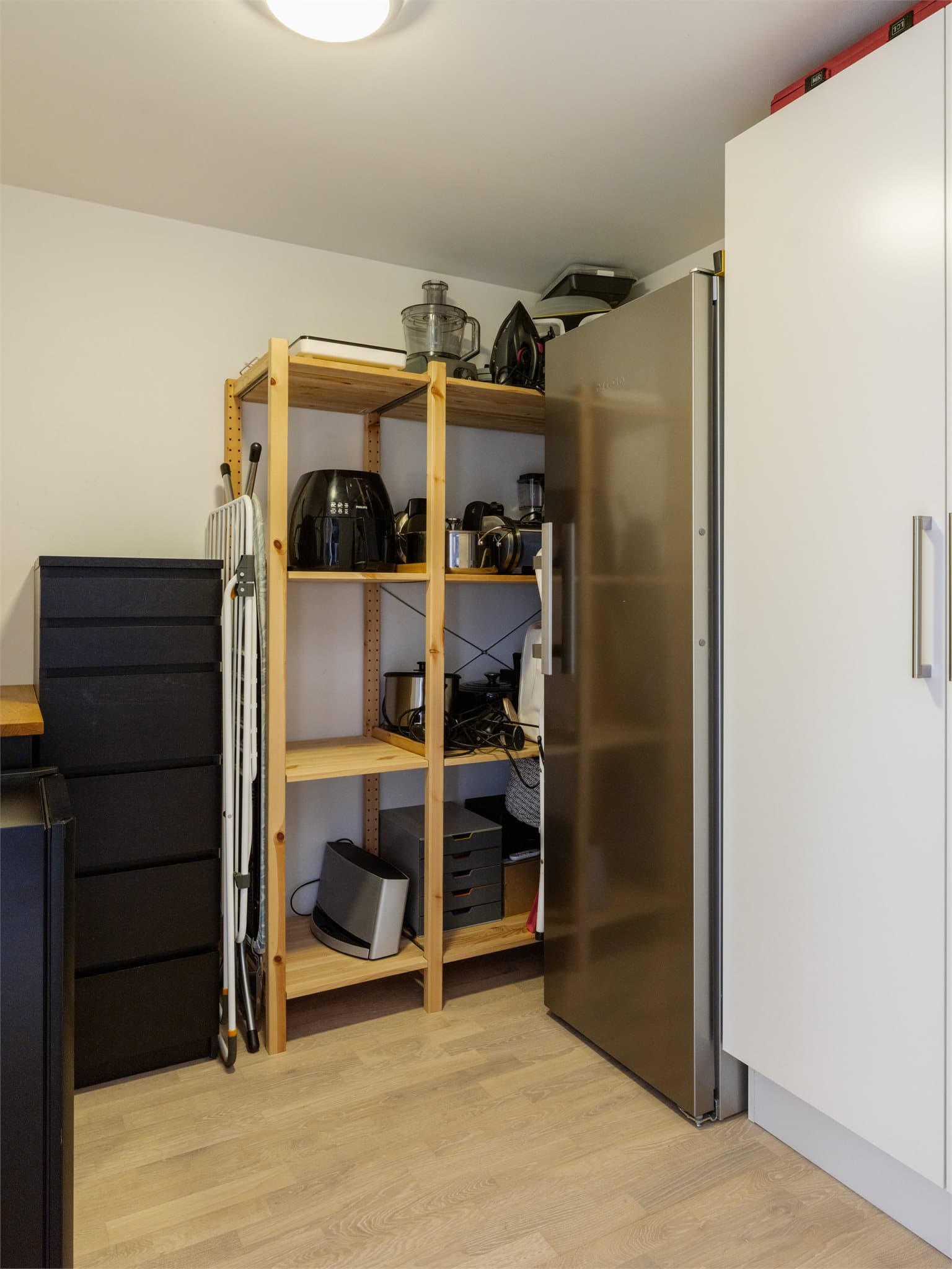 Praktisk innvendig bod gir ekstra lagringsplass inne, i tillegg til en kjellerbod på ca. 7 m².