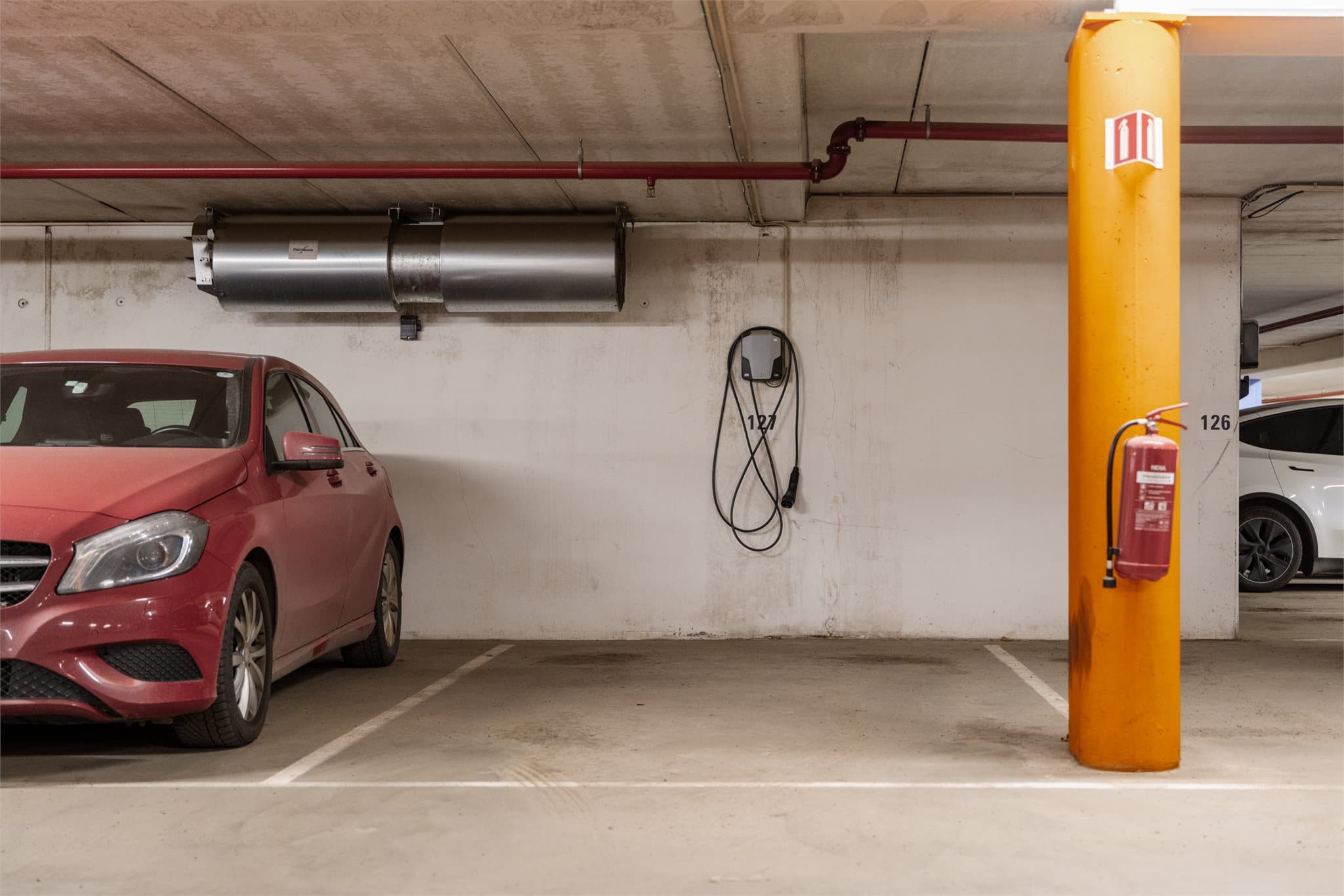 I felles garasjeanlegg medfølger parkeringsplass nr. 127 med lader.