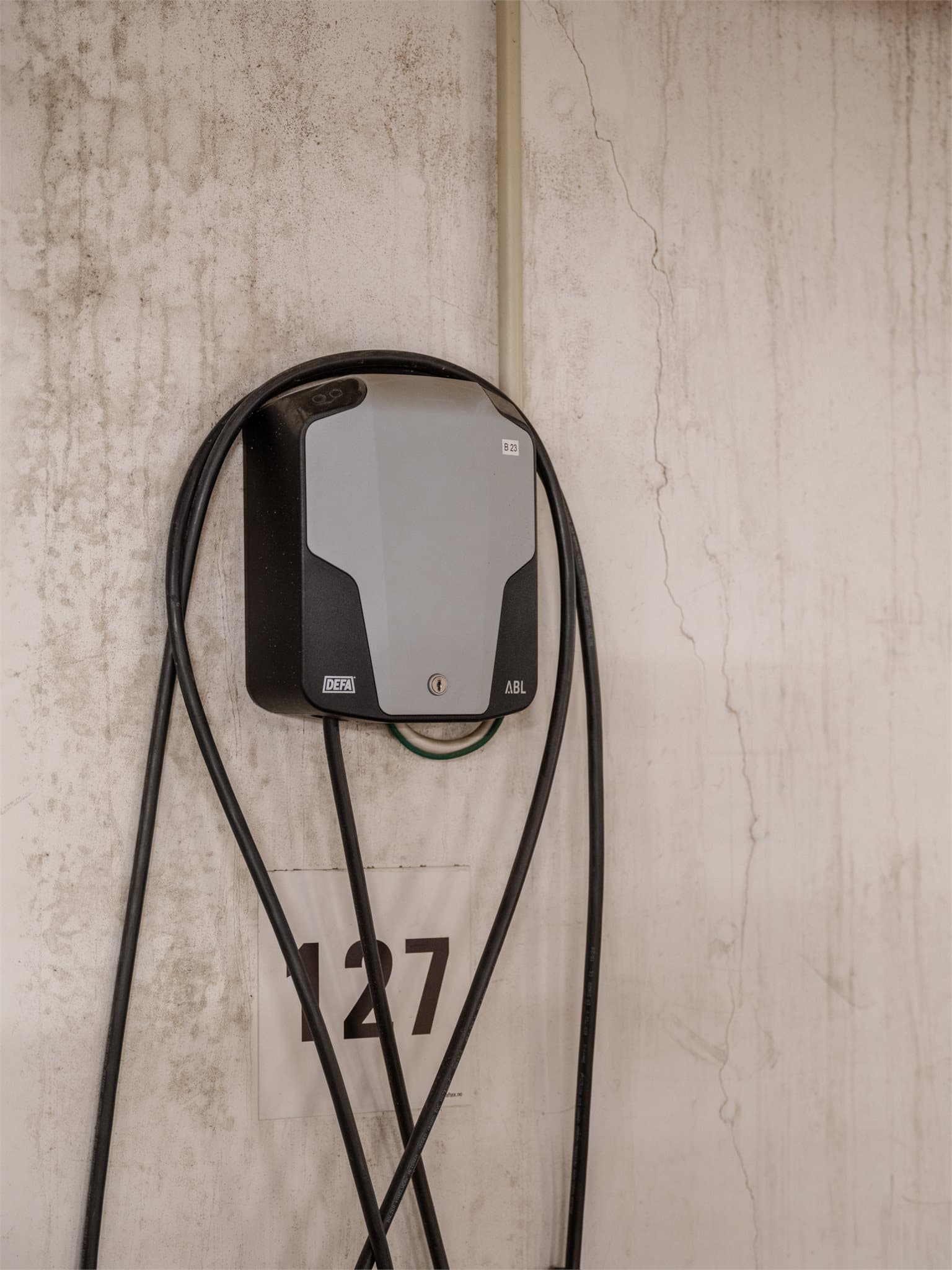 Elbillader på parkeringsplassen.