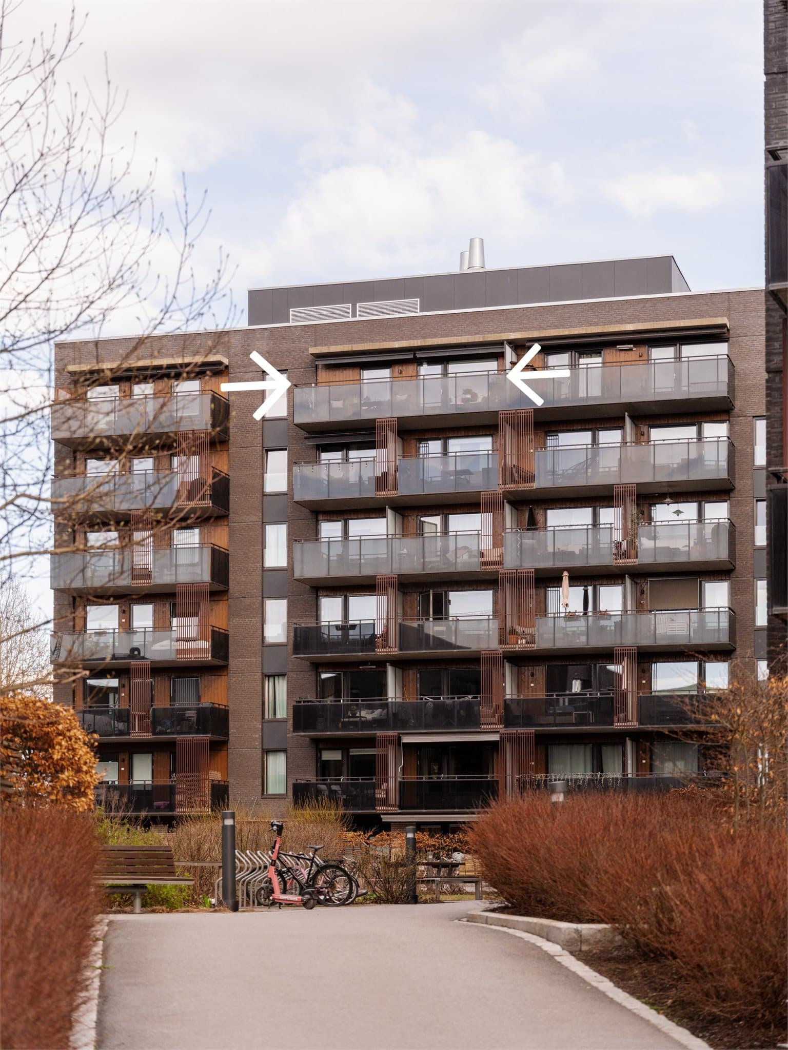 Boligen ligger på toppen, med fri utsikt ut mot bakgård og stor balkong mot vest.