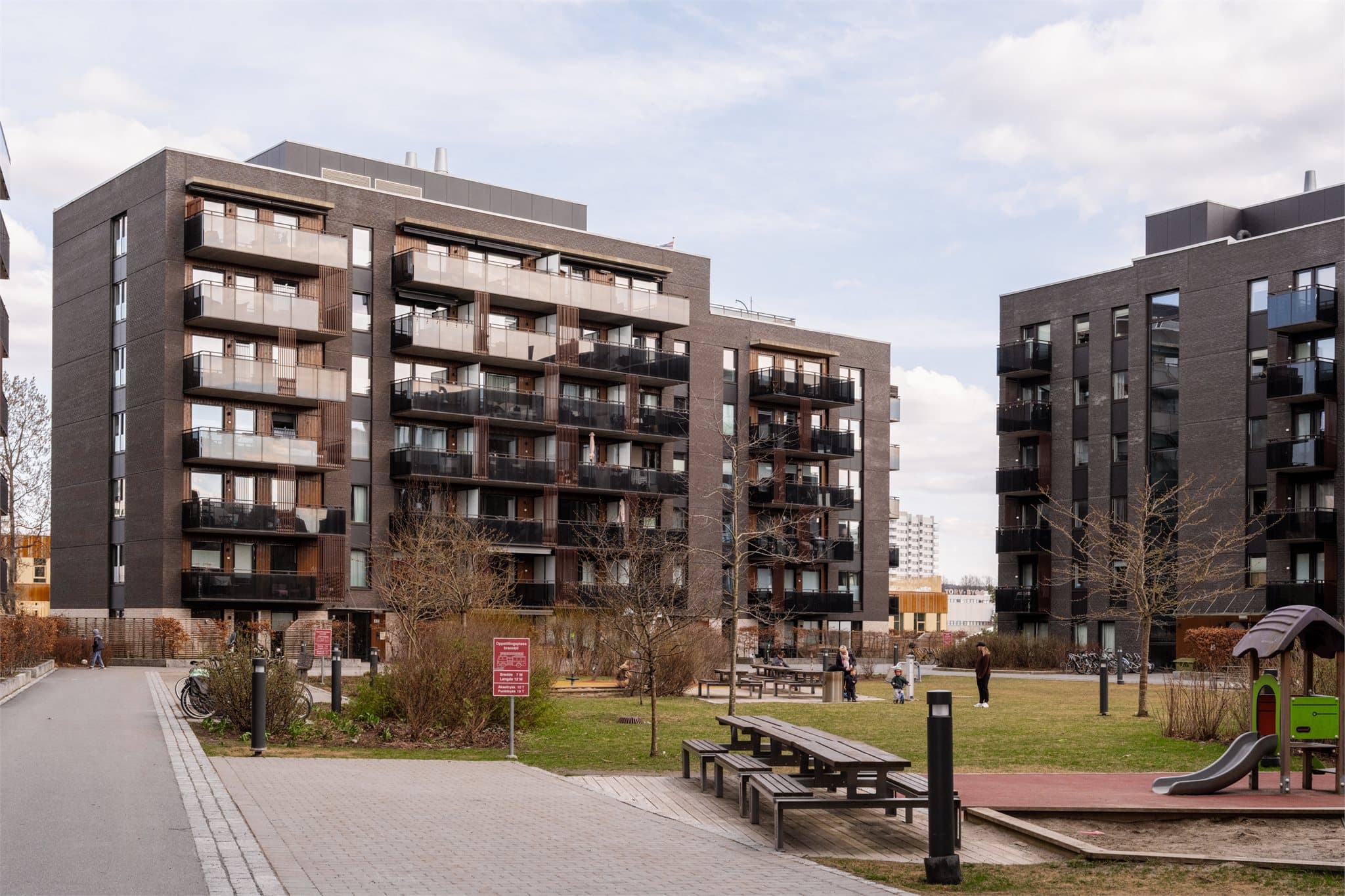 Her har du et fantastisk gårdsrom i midten med hyggelige grøntarealer, benkeplasser og lekeplass.