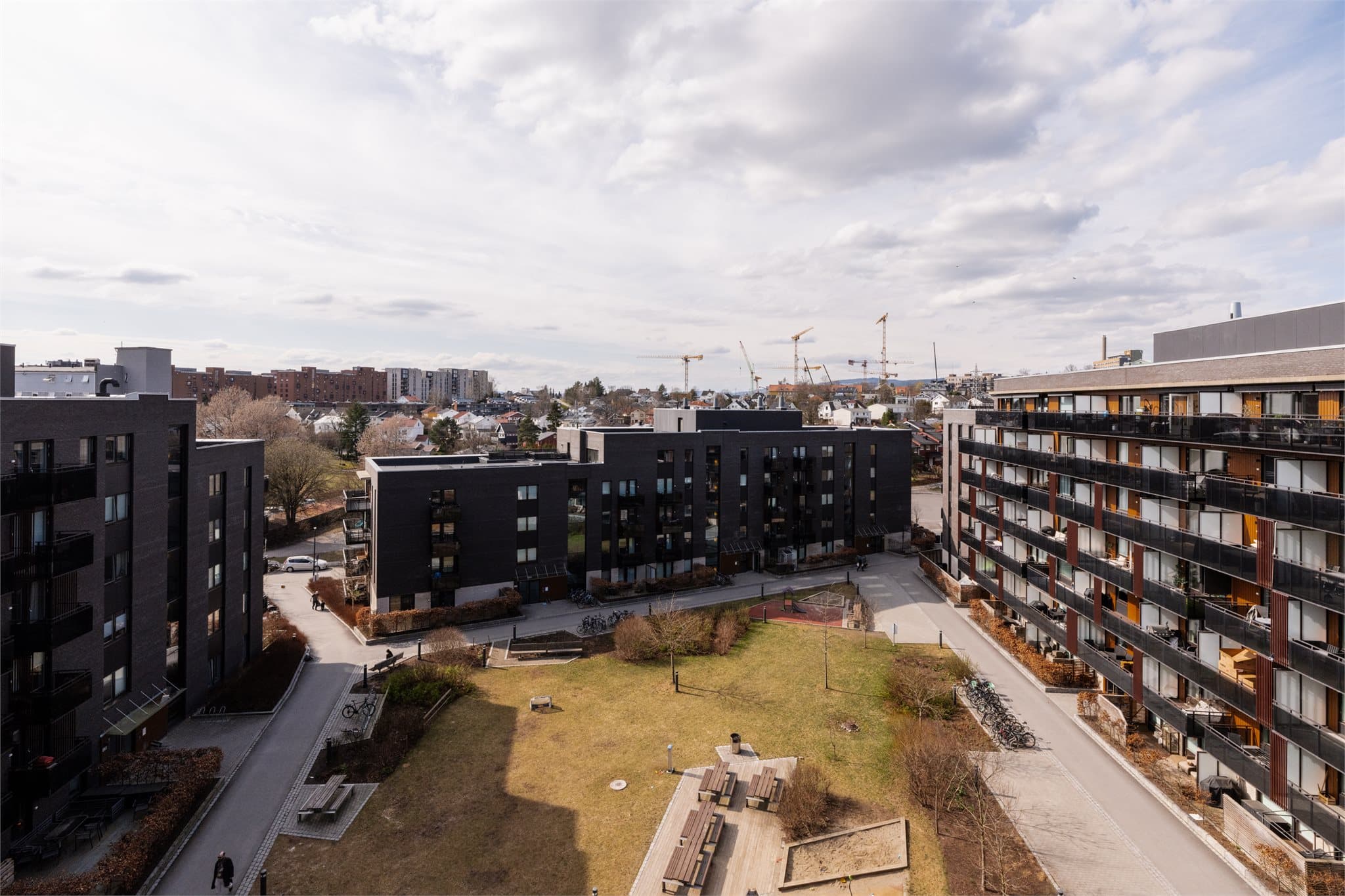 Boligen ligger midt i bygget ut mot store og flotte fellesarealer så her har du lite/ingen innsyn.