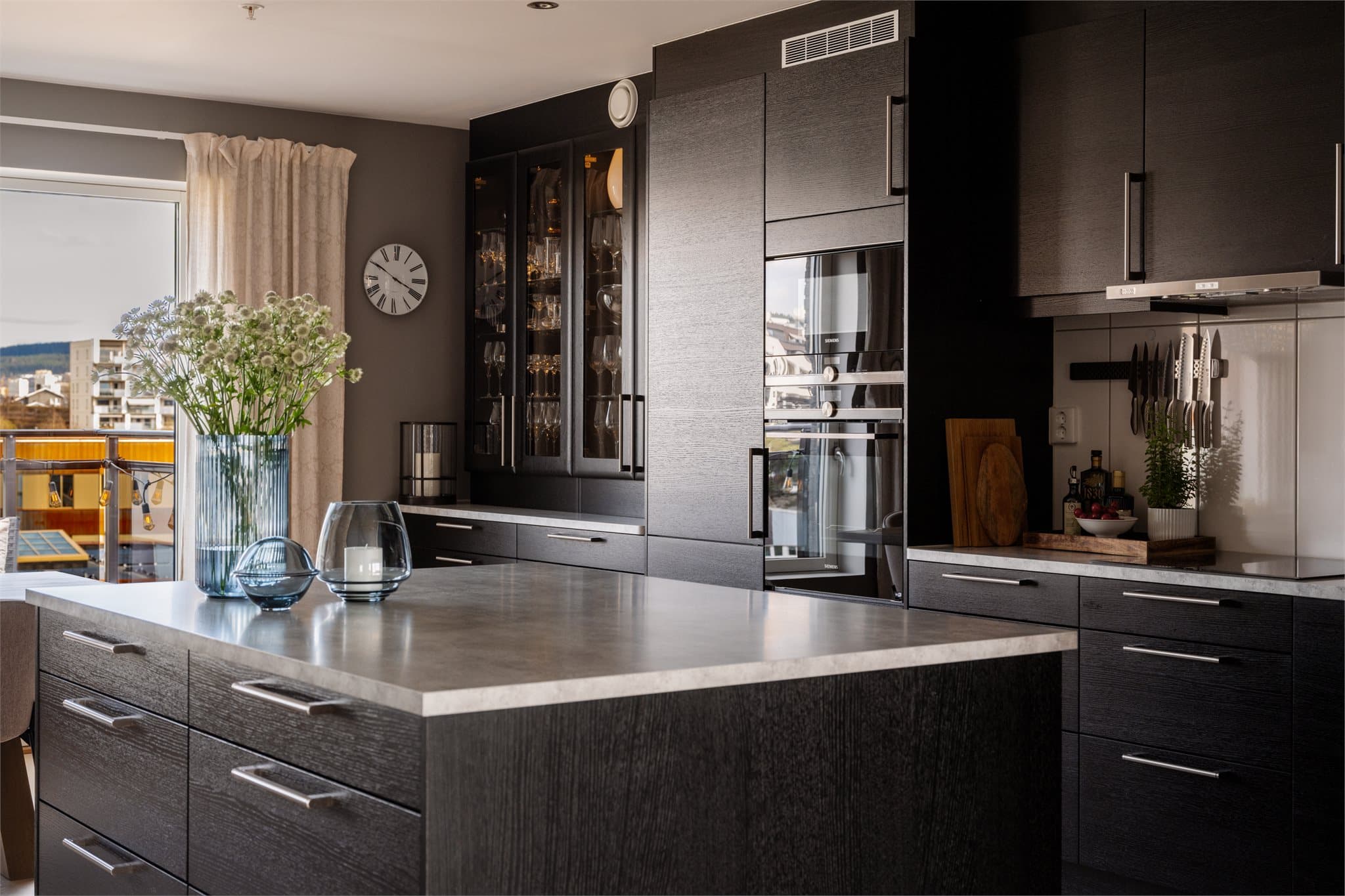 Her har du integrert stekeovn og mikrobølgeovn i høyskap, oppvaskmaskin, induksjonstopp og ventilator.