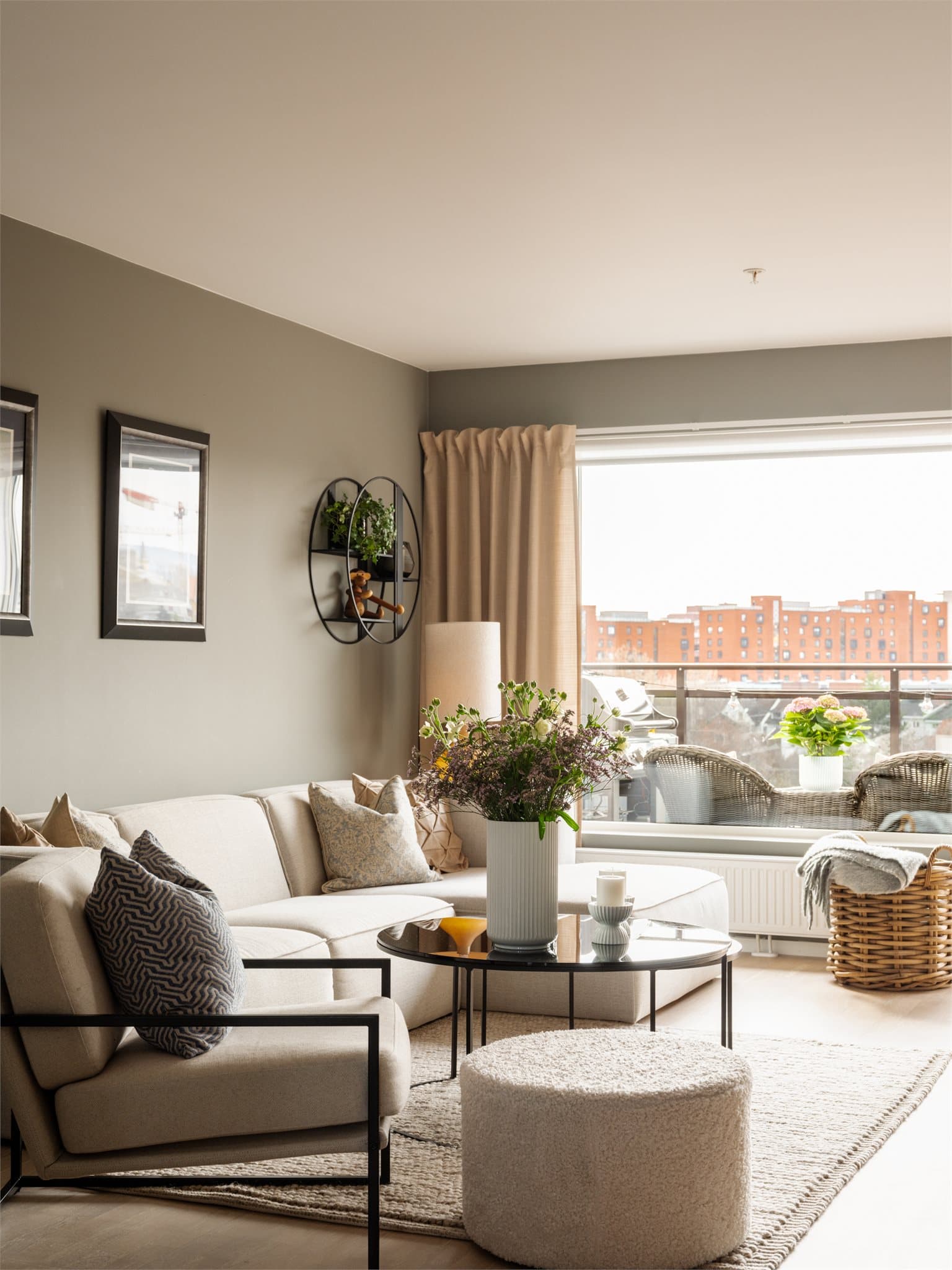 Boligen stod ferdig i 2018 og holder en meget høy standard med solide tilvalg gjennomgående.